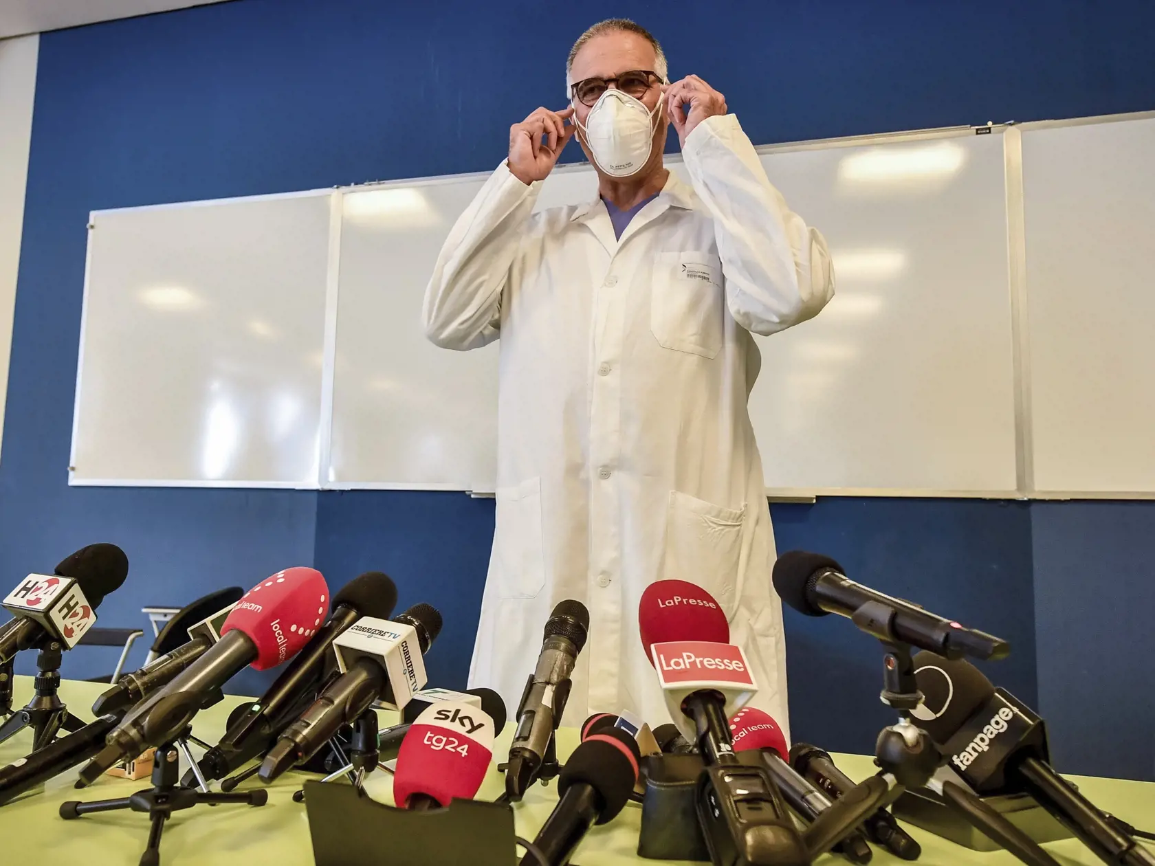 Alberto Zangrillo, osobný lekár bývalého talianskeho premiéra Silvia Berlusconiho, hovorí s novinármi v nemocnici San Raffaele v Miláne 4. septembra 2020.