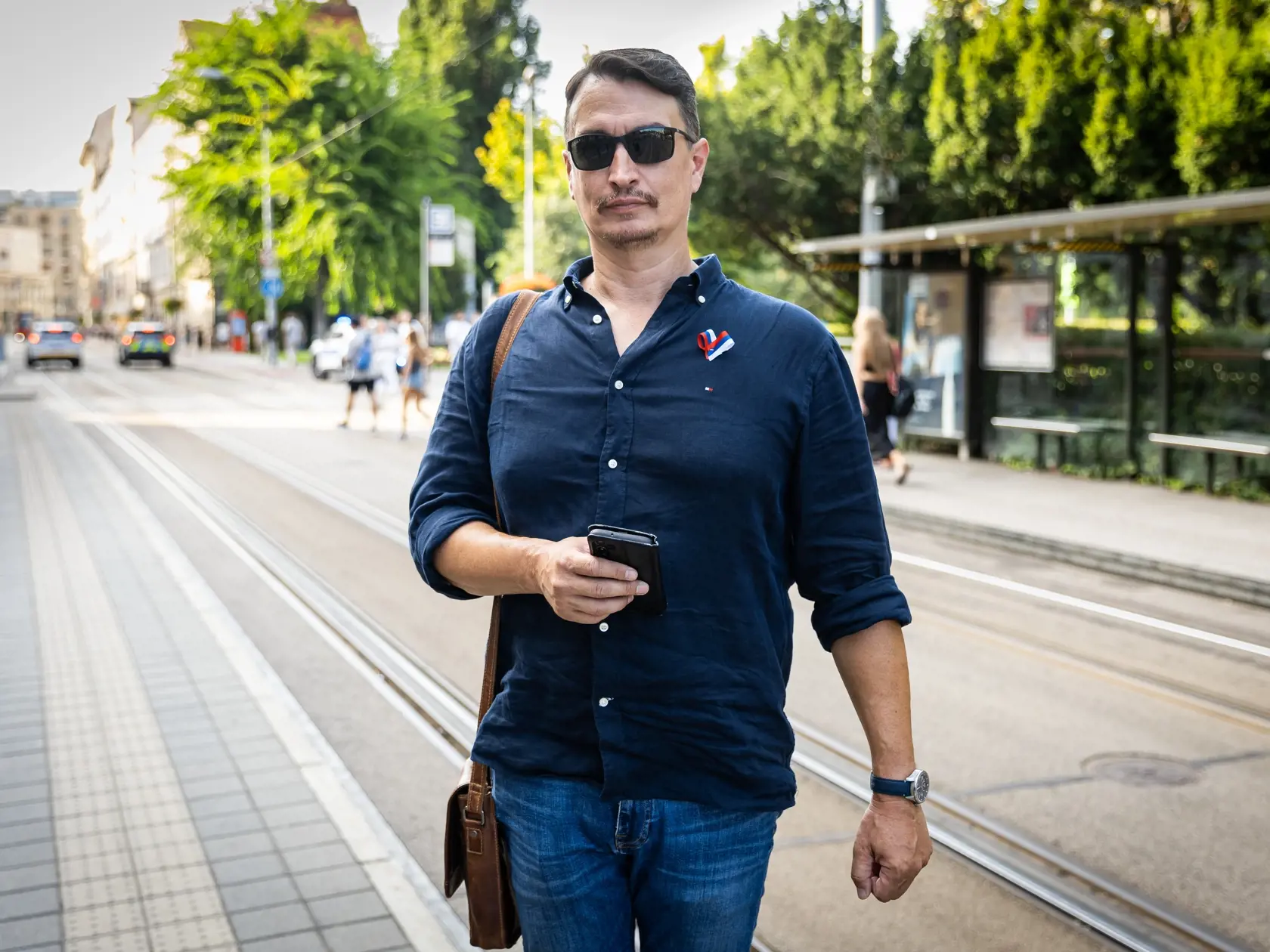 Včera vo večerných hodinách som pri čistení legálne držanej strelnej zbrane urobil chybu v postupe, ktorá viedla k náhodnemu výstrelu. Aj napriek tomu, že nedošlo k žiadnym zraneniam som vec – presne podľa zákona – bezodkľadne nahlásil na príslušnom policajnom útvare. Ten vec zadukumentoval a aktuálne skutok rieši ako priestupok. S políciou plne spolupracujem a som pripravení niesť za svoje pochybenie následky.