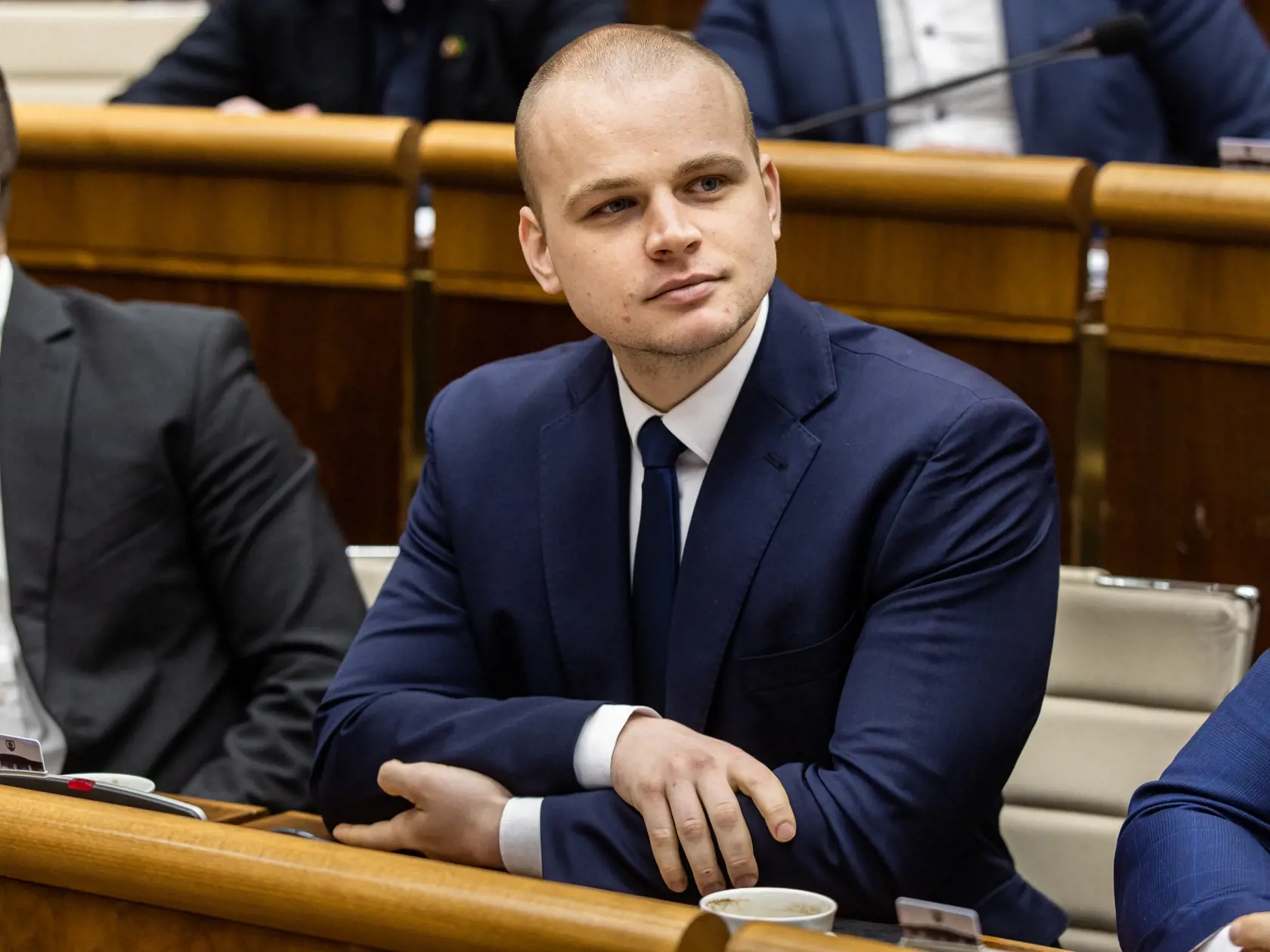Rokovanie parlamentu o vyslovení nedôvery vláde. Na snímke Milan Mazurek.