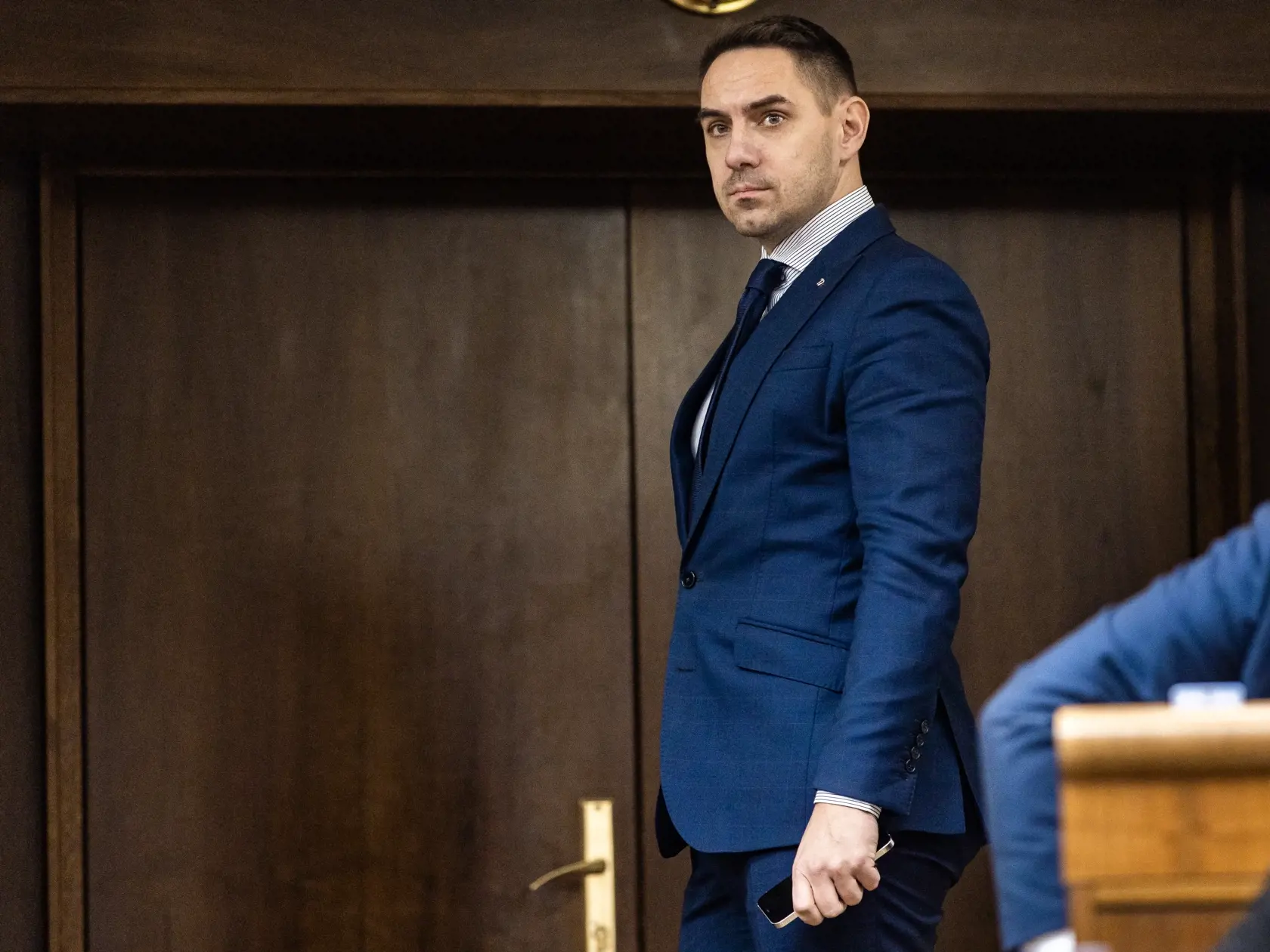 Rokovanie parlamentu o vyslovení nedôvery vláde. Na snímke György Gyimesi.