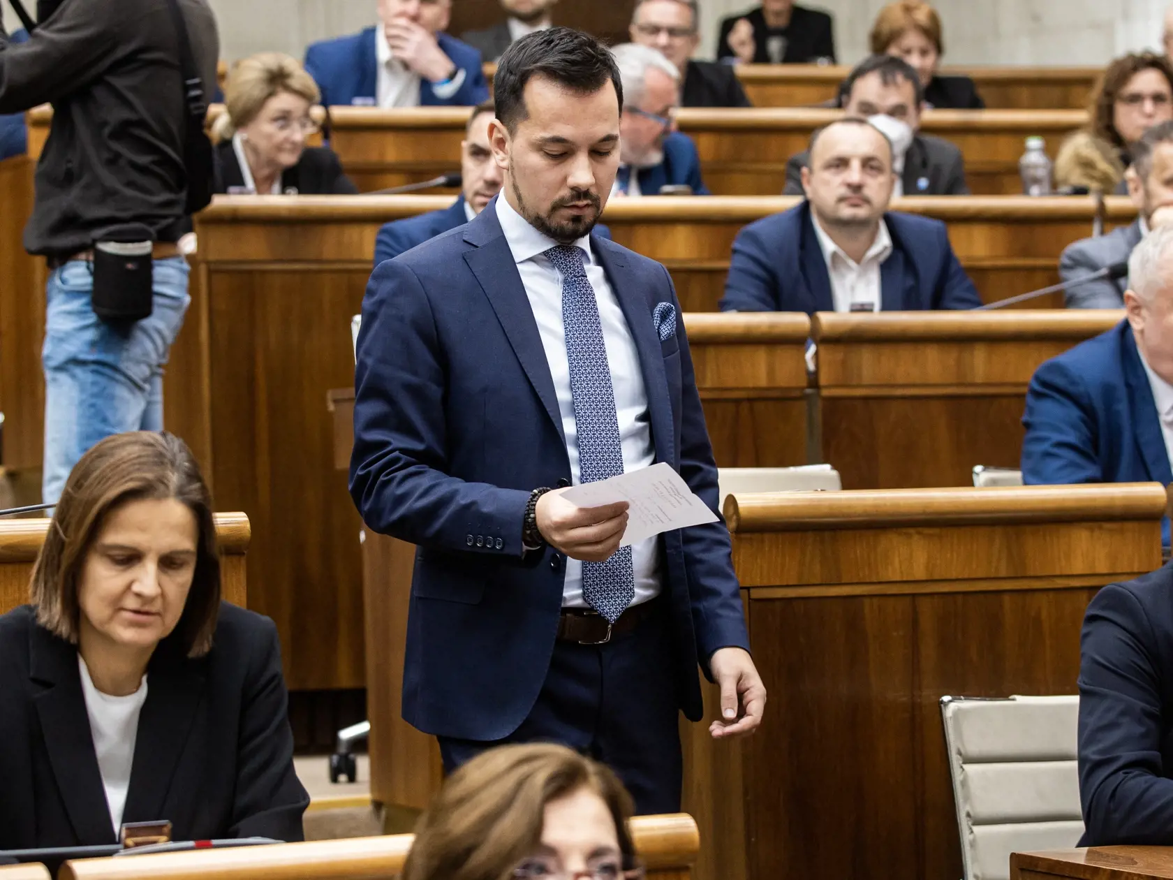 Rokovanie parlamentu o vyslovení nedôvery vláde. Na snímke Juraj Šeliga.