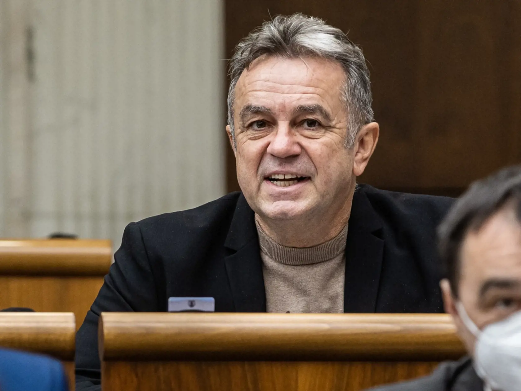 Rokovanie parlamentu o vyslovení nedôvery vláde. Na snímke Jozef Pročko.
