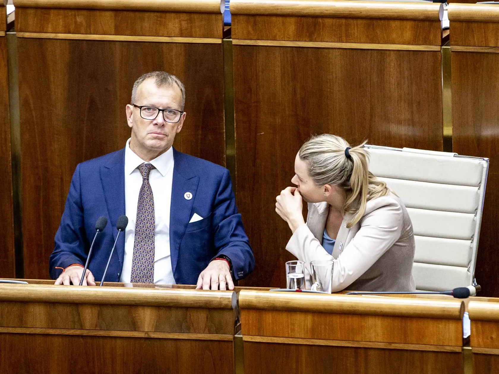 Na snímke je Boris Kollár a Ronama Tabák počas zasadnutia Národnej rady SR.
