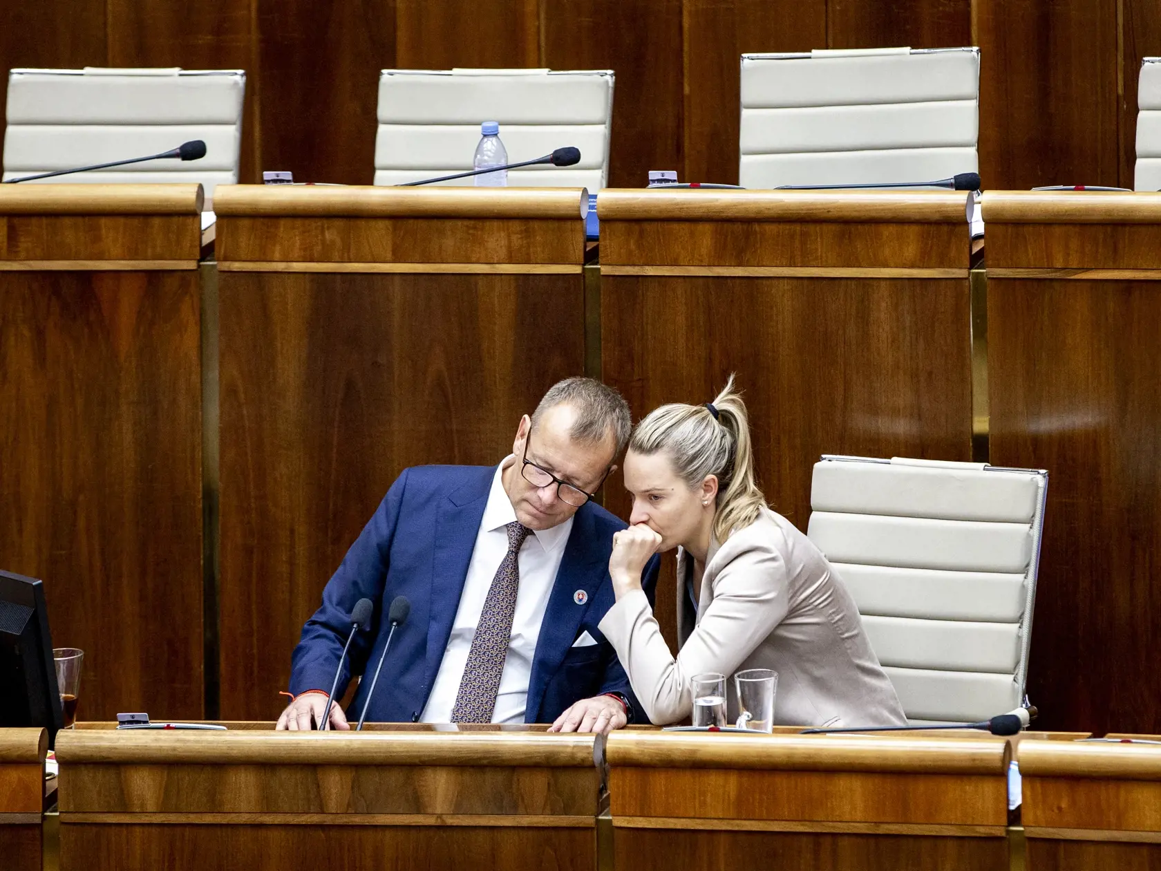 Na snímke je Boris Kollár a Ronama Tabák počas zasadnutia Národnej rady SR.