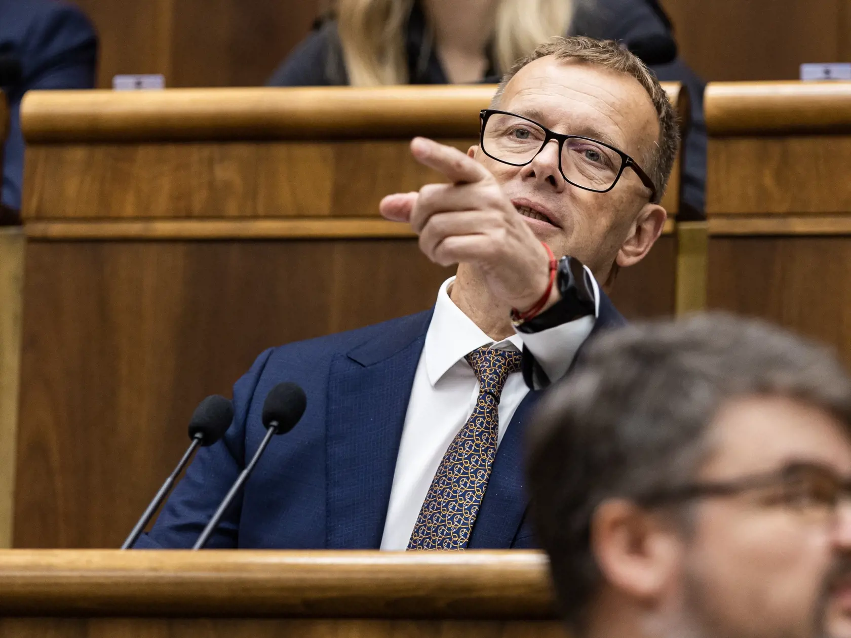 Rokovanie parlamentu o vyslovení nedôvery  vláde. Na snímke Boris Kollár.