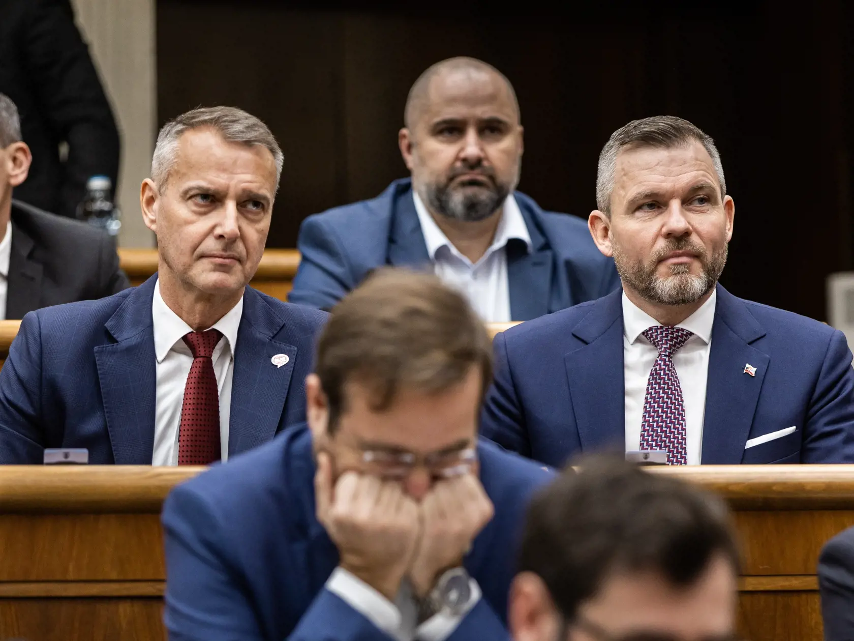 Rokovanie parlamentu o vyslovení nedôvery vláde. Na snímke Richard Raši a Peter Pellegrini.