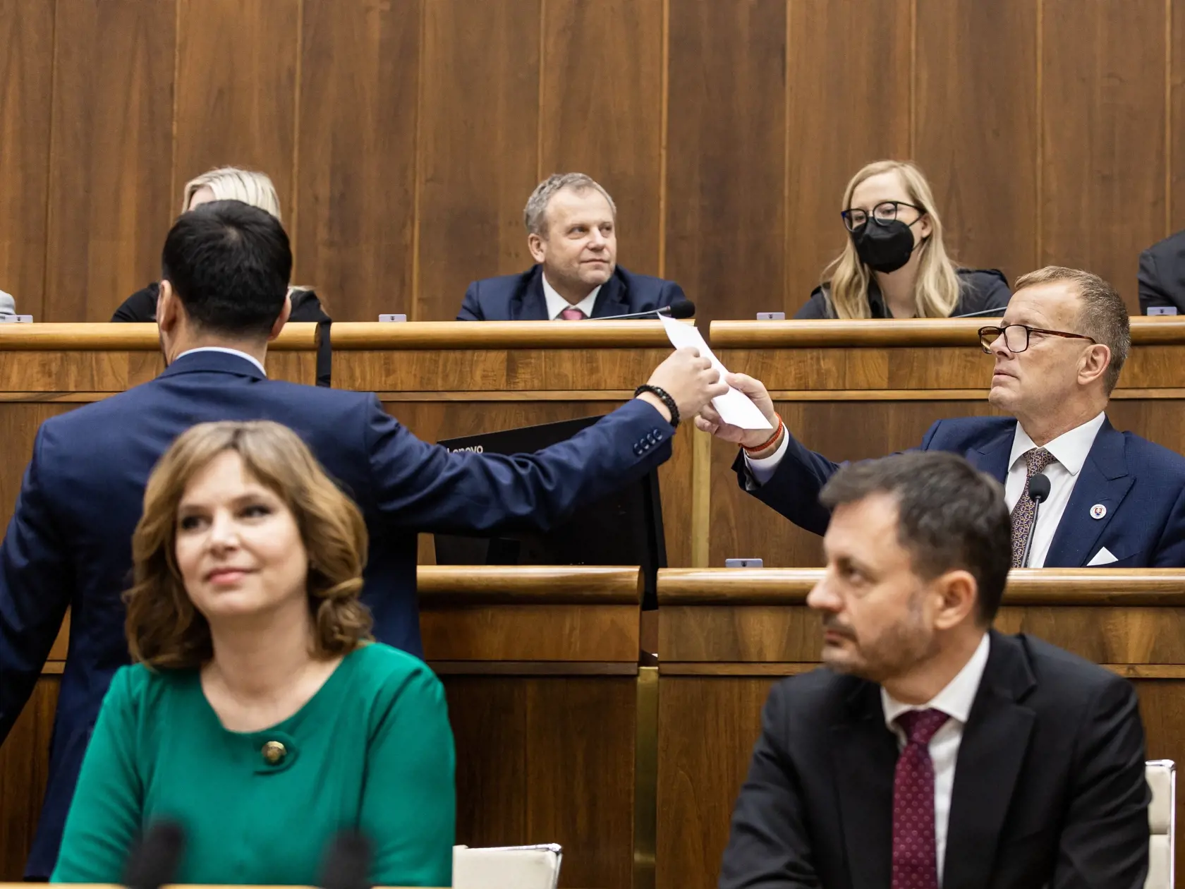 Rokovanie parlamentu o vyslovení nedôvery vláde. Na snímke Juraj Šeliga a Boris Kollár.