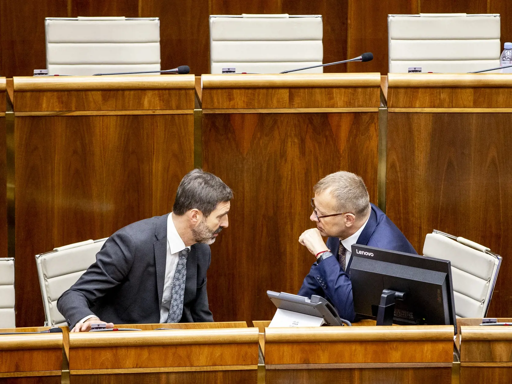 Na snímke je Boris Kollár a Juraj Blamár počas zasadnutia Národnej rady SR.