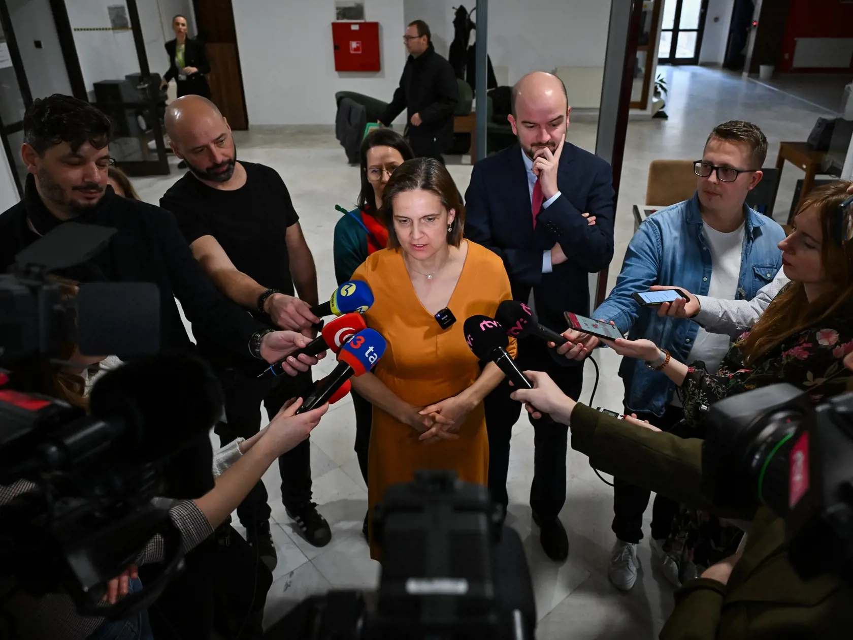 Na snímke uprostred predsedníčka Osobitného kontrolného výboru NR SR na kontrolu činnosti SIS Mária Kolíková (SaS) po skončení mimoriadneho rokovania Osobitného kontrolného výboru NR SR na kontrolu činnosti SIS 28. februára 2024 v Bratislave.