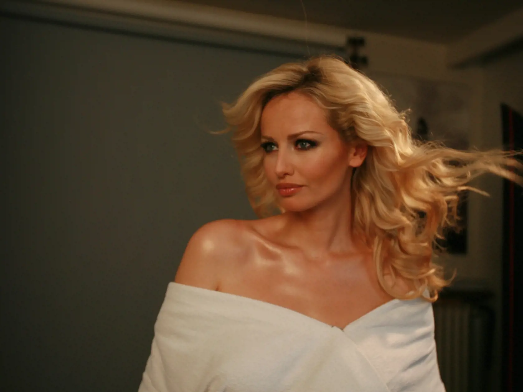 Adriana Sklenaříková - Karembeu;Fotenie reklamy pre SkyEurope, Adriana Sklenařikova, modelka, fotene v atelieri na Medenej ulici, fotil Jakub Klimo;Foto: Martin Domok;15.07.2006