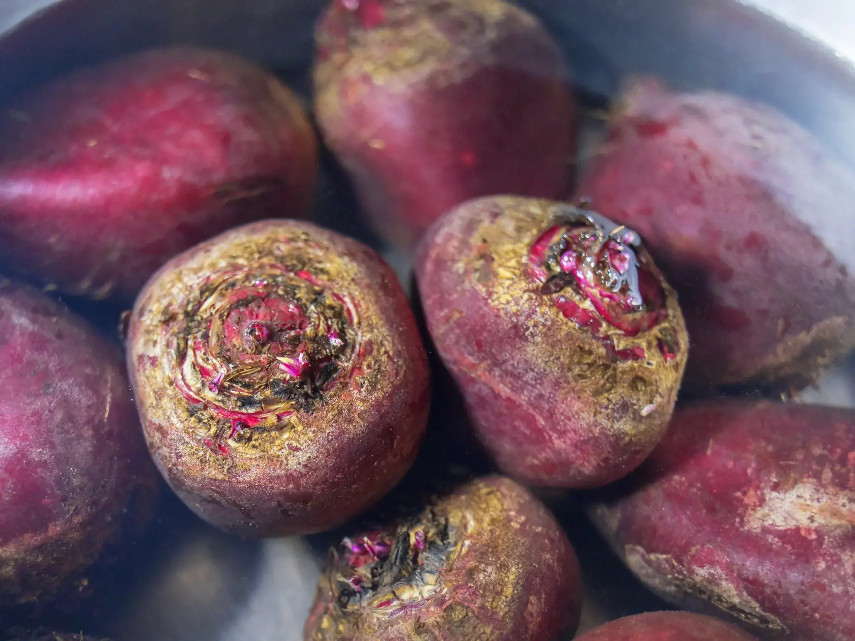 9. Červená repa: obsahuje betalainy a vlákninu, ktoré môžu podporiť zdravú hladinu cholesterolu.