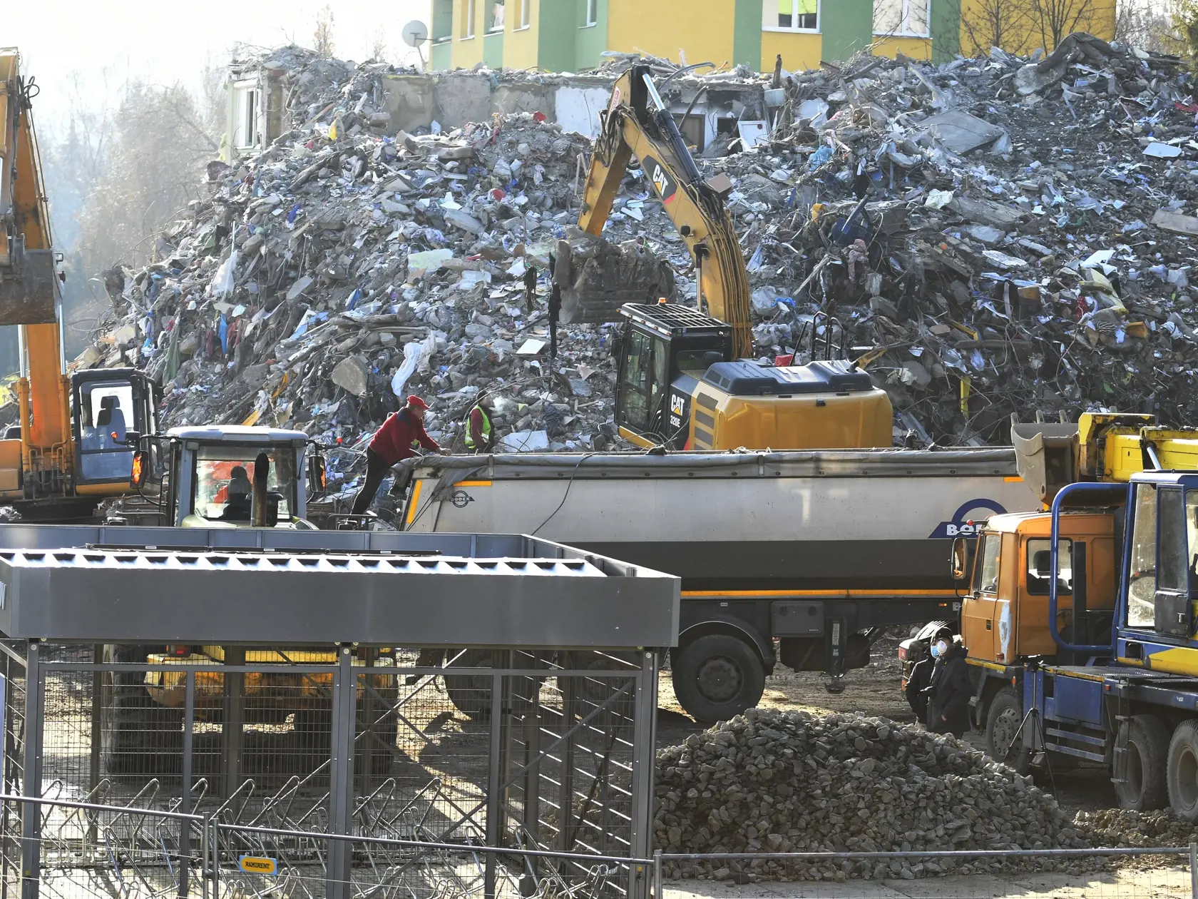Na snímke nakladanie sutín z demolácie bytovky poškodenej po výbuchu plynu na Mukačevskej ulici č.7, 20. decembra 2019 v Prešove. Sutiny, ktoré obsahujú aj osobné veci predtým evakuovaných obyvateľov, odvezú na skládku, kde sa bude triediť. Odvoz sutiny nákladnými autami na nešpecifikovanú skládku sa koná pod dohľadom polície. FOTO TASR – Milan Kapusta
