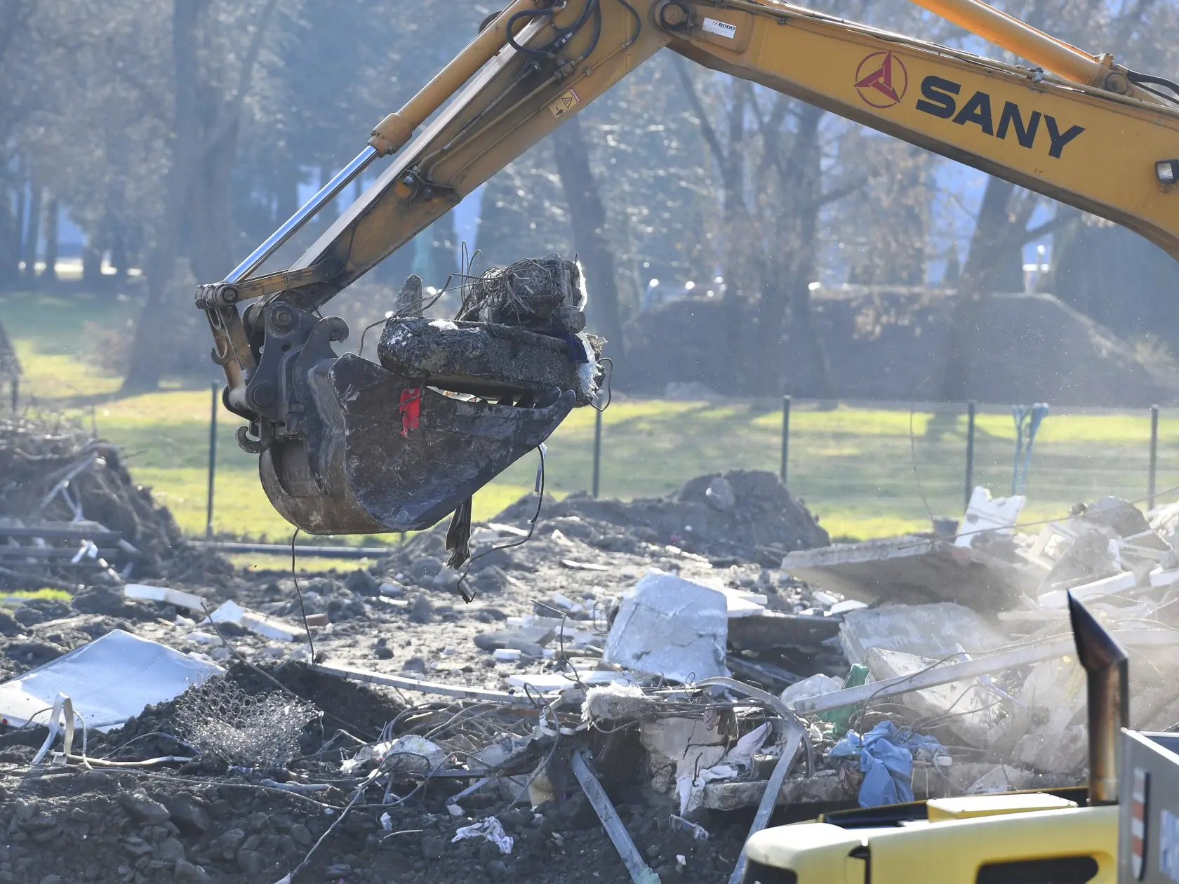 Na snímke nakladanie sutín z demolácie bytovky poškodenej po výbuchu plynu na Mukačevskej ulici č.7, 20. decembra 2019 v Prešove. Sutiny, ktoré obsahujú aj osobné veci predtým evakuovaných obyvateľov, odvezú na skládku, kde sa bude triediť. Odvoz sutiny nákladnými autami na nešpecifikovanú skládku sa koná pod dohľadom polície. FOTO TASR – Milan Kapusta
