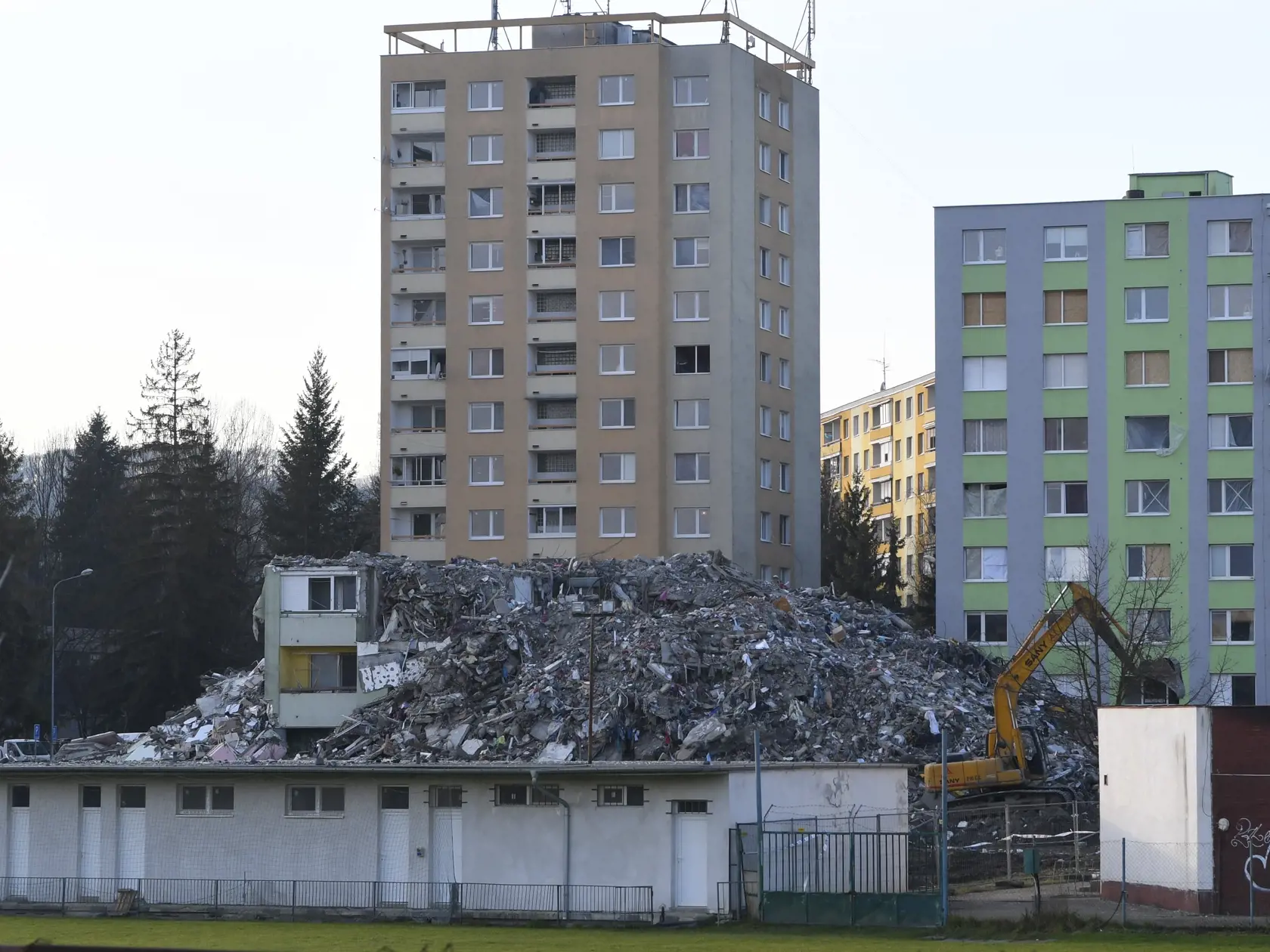 Na snímke nakladanie sutín z demolácie bytovky poškodenej po výbuchu plynu na Mukačevskej ulici č.7, 20. decembra 2019 v Prešove. Sutiny, ktoré obsahujú aj osobné veci predtým evakuovaných obyvateľov, odvezú na skládku, kde sa bude triediť. Odvoz sutiny nákladnými autami na nešpecifikovanú skládku sa koná pod dohľadom polície. FOTO TASR – Milan Kapusta
