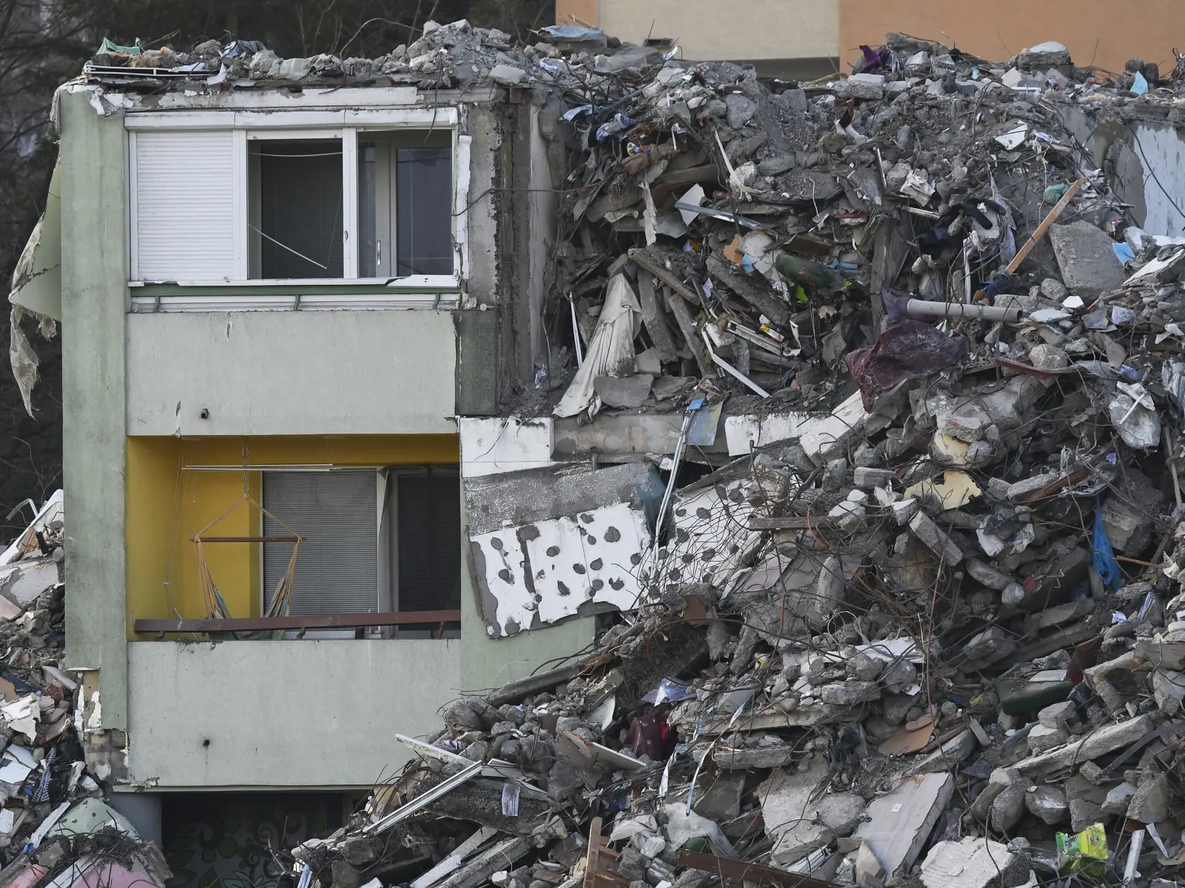 Na snímke nakladanie sutín z demolácie bytovky poškodenej po výbuchu plynu na Mukačevskej ulici č.7, 20. decembra 2019 v Prešove. Sutiny, ktoré obsahujú aj osobné veci predtým evakuovaných obyvateľov, odvezú na skládku, kde sa bude triediť. Odvoz sutiny nákladnými autami na nešpecifikovanú skládku sa koná pod dohľadom polície. FOTO TASR – Milan Kapusta
