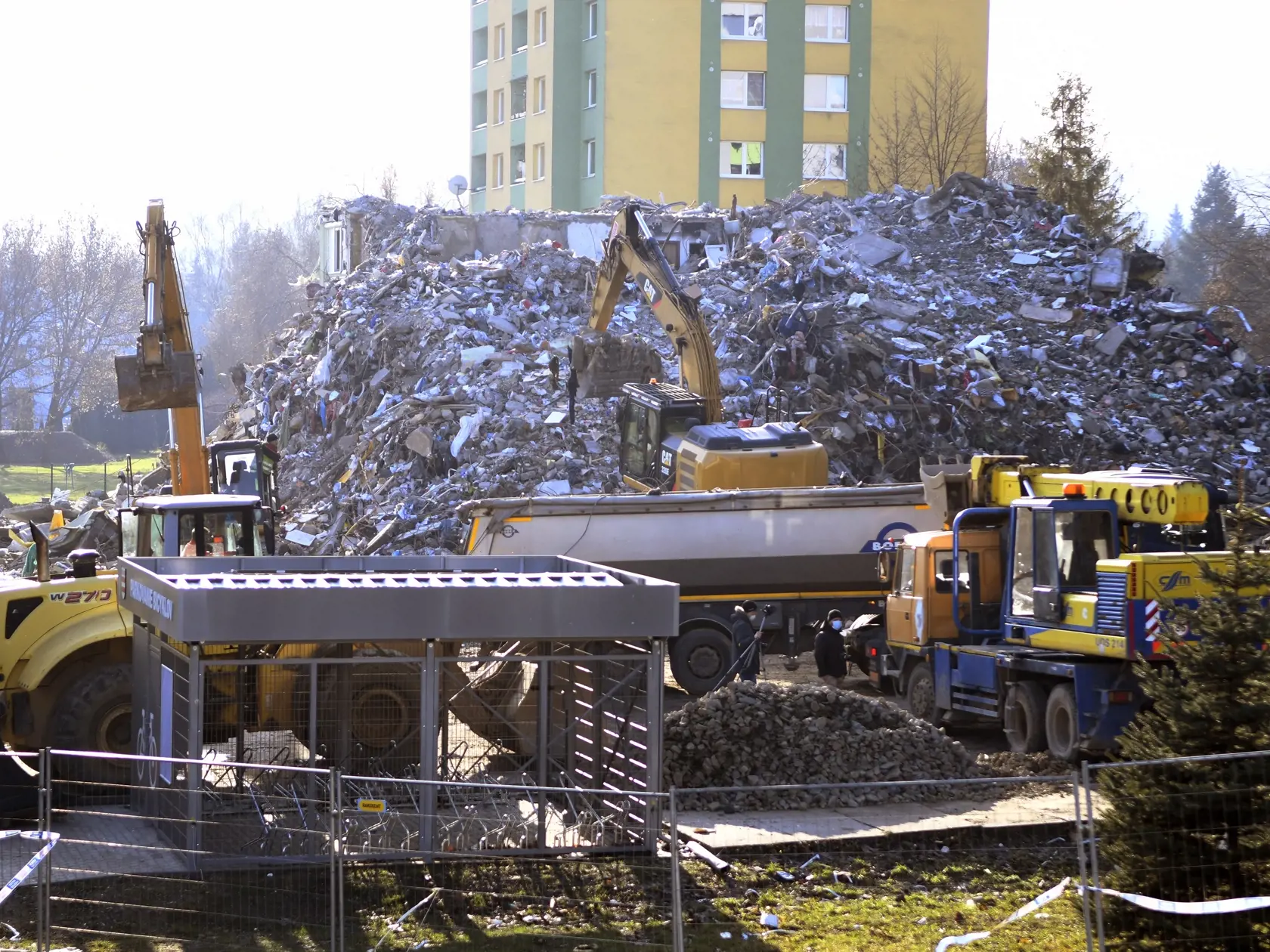 Na snímke nakladanie sutín z demolácie bytovky poškodenej po výbuchu plynu na Mukačevskej ulici č.7, 20. decembra 2019 v Prešove. Sutiny, ktoré obsahujú aj osobné veci predtým evakuovaných obyvateľov, odvezú na skládku, kde sa bude triediť. Odvoz sutiny nákladnými autami na nešpecifikovanú skládku sa koná pod dohľadom polície. FOTO TASR – Milan Kapusta
