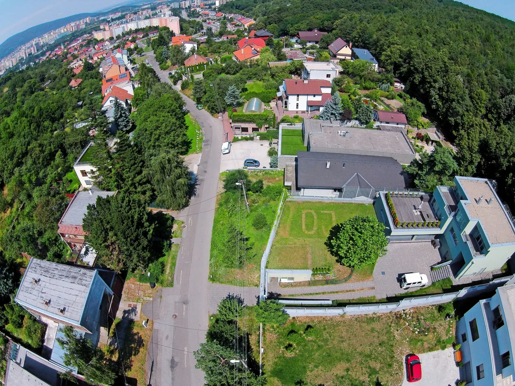 Známa vila: Dom Juraja Ondrejčáka v bratislavskom Lamači, ktorý spolovice vlastní jeho bývalá manželka, sa prostredníctvom dražby ponúkala za vyše 500-tisíc eur v prvom kole. Nik neprejavil záujem, teraz sa predala za polovicu.
Predať sa ho však nedarí.