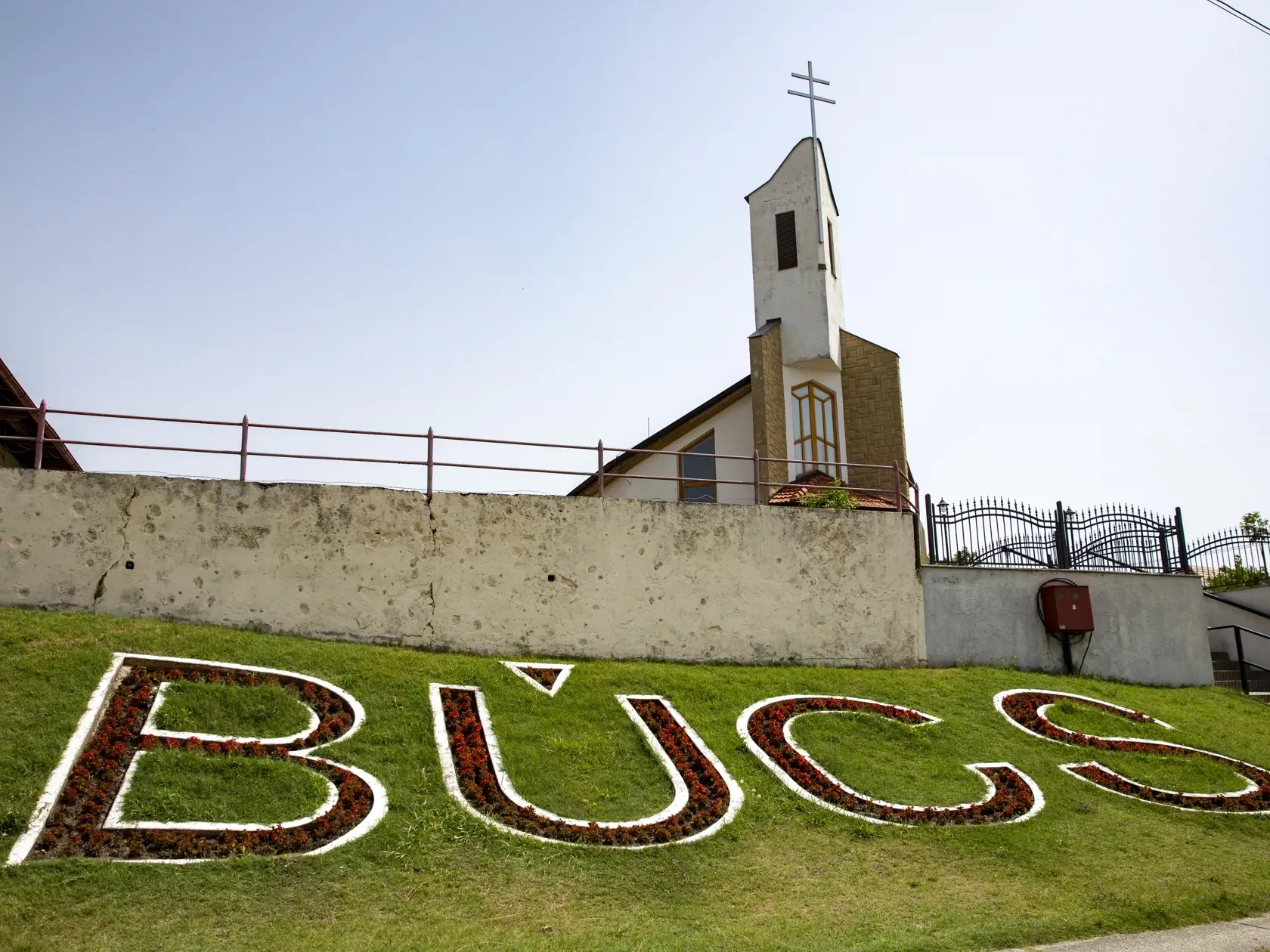 Jeden z dvoch kostolov v obci Búč.