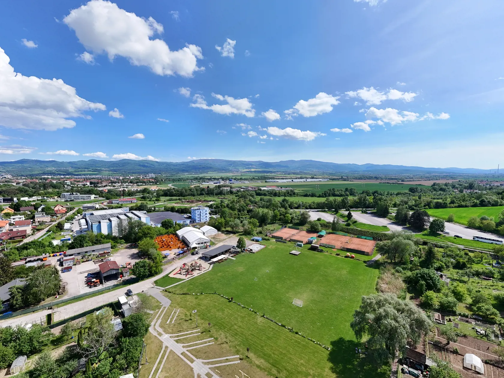 Tento rok v areáli, kde boli 4 roky pieskové sochy, nájdete drevené bludisko.