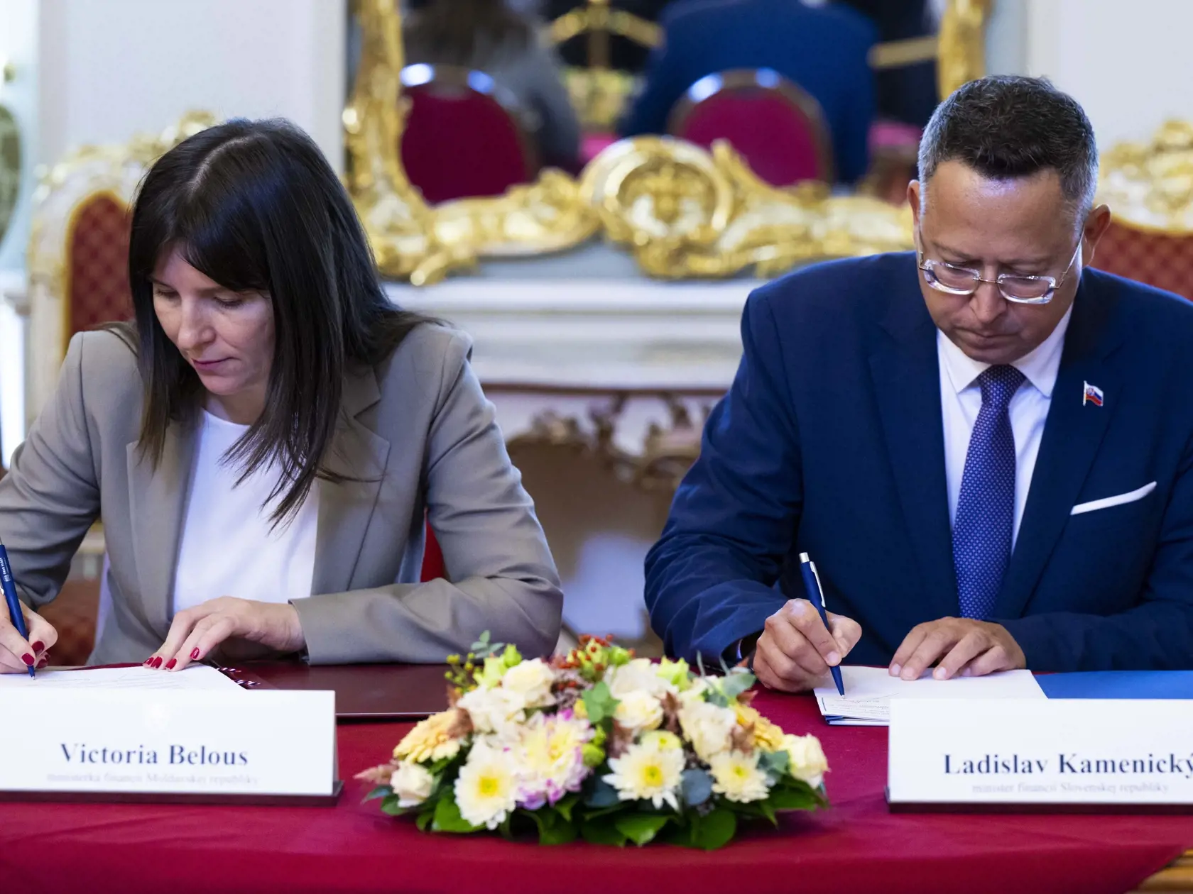 Predseda vlády SR Robert Fico (Smer-SD) prijal moldavského premiéra Dorina Receana na Úrade vlády SR 10. septembra 2024 v Bratislave. Na snímke zľava ministerka financií Moldavska Victoria Belousová a minister financií SR Ladislav Kamenický (Smer-SD) počas podpisu Protokolu k Zmluve medzi SR a Moldavskom o zamedzení dvojitého zdanenia. FOTO TASR - Jakub Kotian
