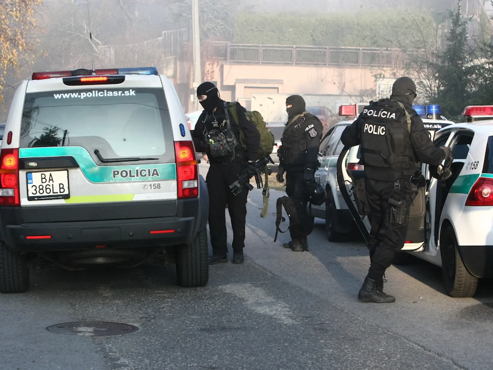 Policajný zásah v Piťovom dome.