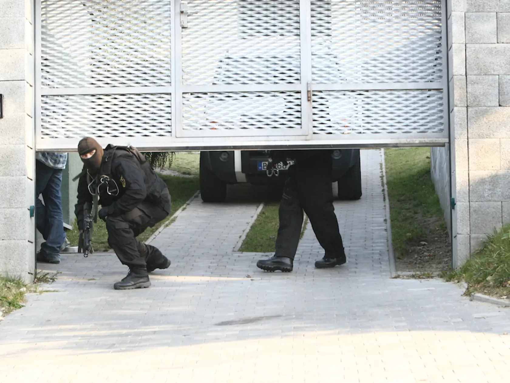 Policajný zásah v Piťovom dome.