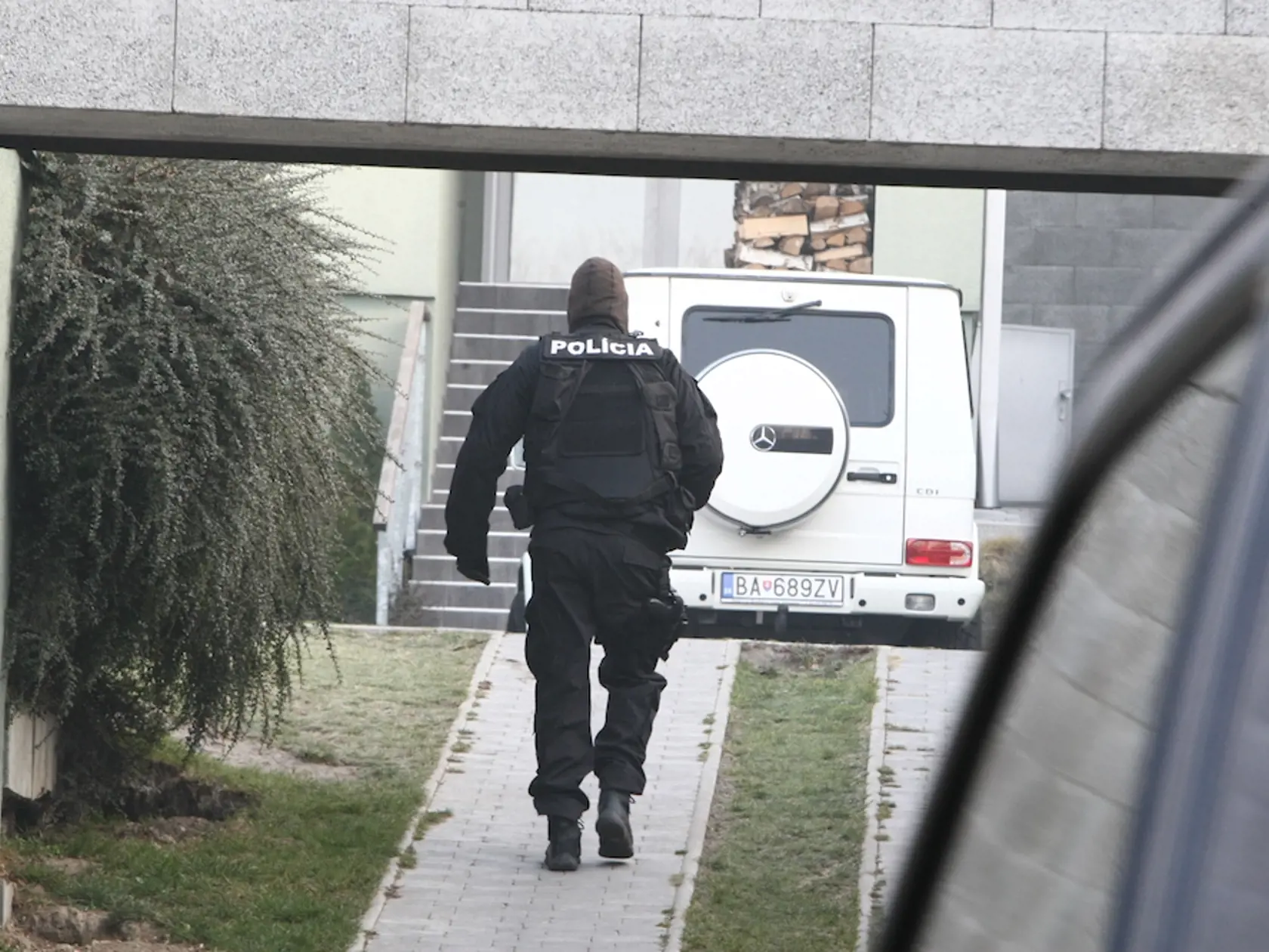 Policajný zásah v Piťovom dome.
