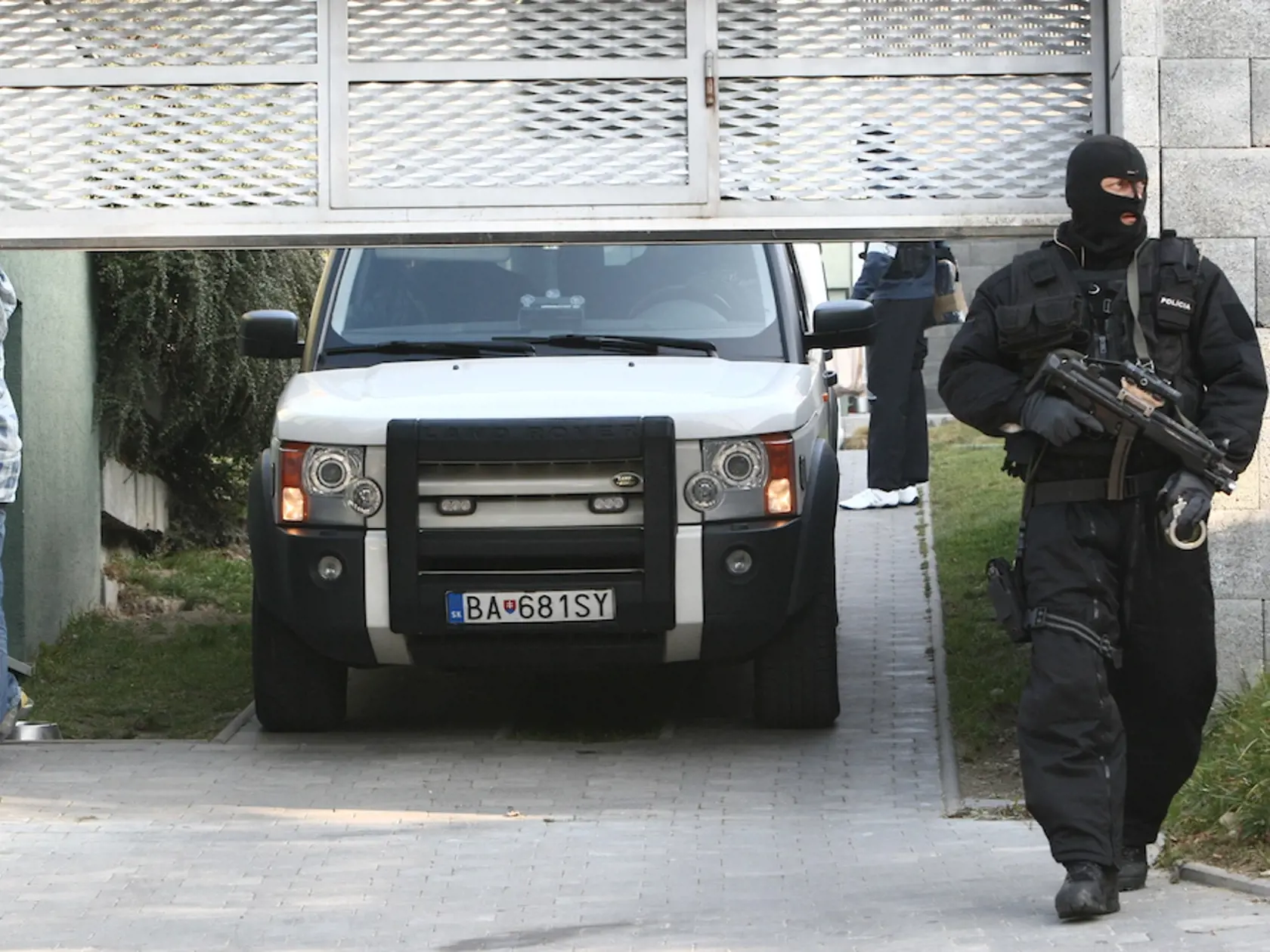 Policajný zásah v Piťovom dome.