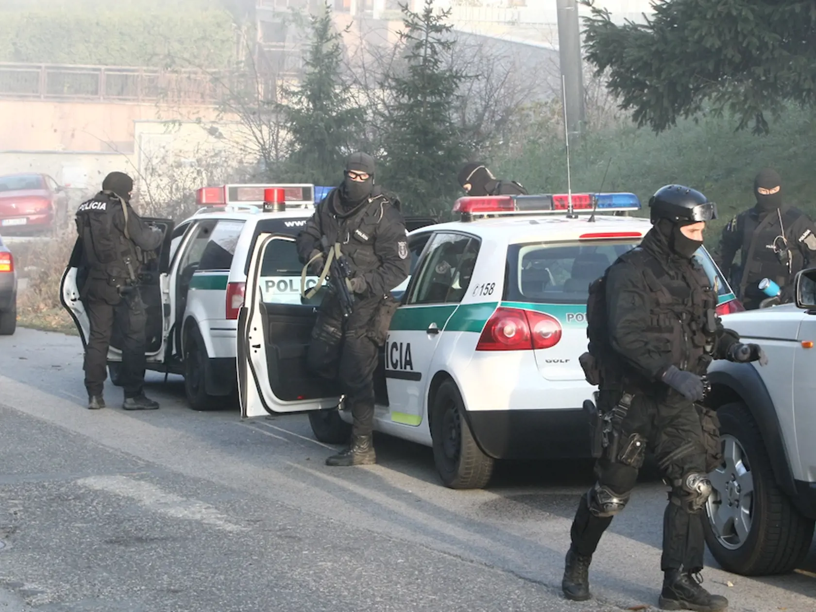 Policajný zásah v Piťovom dome.