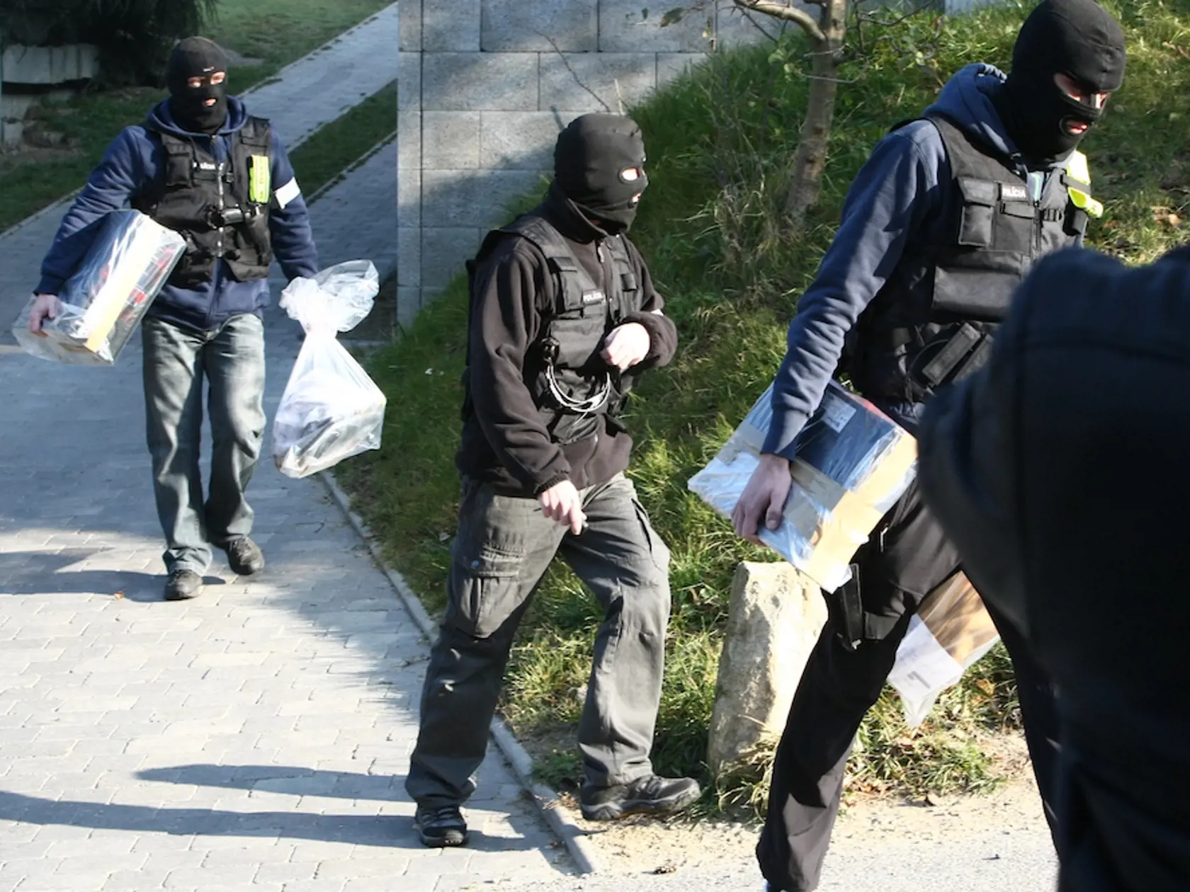 Policajný zásah v Piťovom dome.