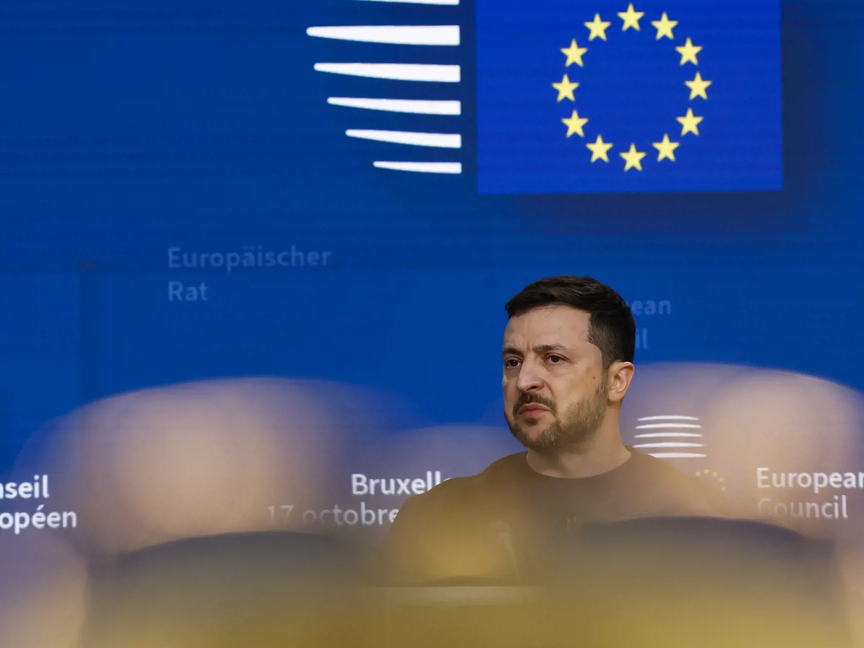 JB 37 Brusel - Ukrajinský prezident Volodymyr Zelenskyj rozpráva počas tlačovej konferencie na summite EÚ v Bruseli 17. októbra 2024. Samit Európskej rady je naplánovaný na štvrtok a piatok (18. 10.). Hlavnými témami sú vojna na Ukrajine, vývoj na Blízkom východe, migrácia, konkurencieschopnosť a klíma. Vo svetle udalostí môžu vedúci predstavitelia EÚ riešiť aj konkrétne otázky zahraničnej politiky vrátane situácie v Gruzínsku, Moldavsku, Venezuele a Sudáne. Lídri EÚ sa budú venovať ďalšej vojenskej podpore pre Kyjev, preskúmajú pokrok v dodávkach systémov protivzdušnej obrany, munície a rakiet. Diskutovať majú aj o využívaní výnosov zo zmrazených ruských aktív v prospech Ukrajiny a o tom, ako posilniť ukrajinský energetický sektor a jeho kritickú infraštruktúru pred blížiacou sa zimou.
Rokovať budú aj o najnovšom vývoji na Blízkom východe, najmä o kritickej eskalácii násilia v regióne. Budú hľadať spôsoby, ako dosiahnuť okamžité prímerie pozdĺž libanonsko-izraelskej hranice a v Pásme Gazy či prepustenie všetkých rukojemníkov. FOTO TASR/AP 

Ukraine's President Volodymyr Zelenskyy talks to journalists during a press conference at an EU summit in Brussels, Thursday, Oct. 17, 2024. (AP Photo/Geert Vanden Wijngaert)