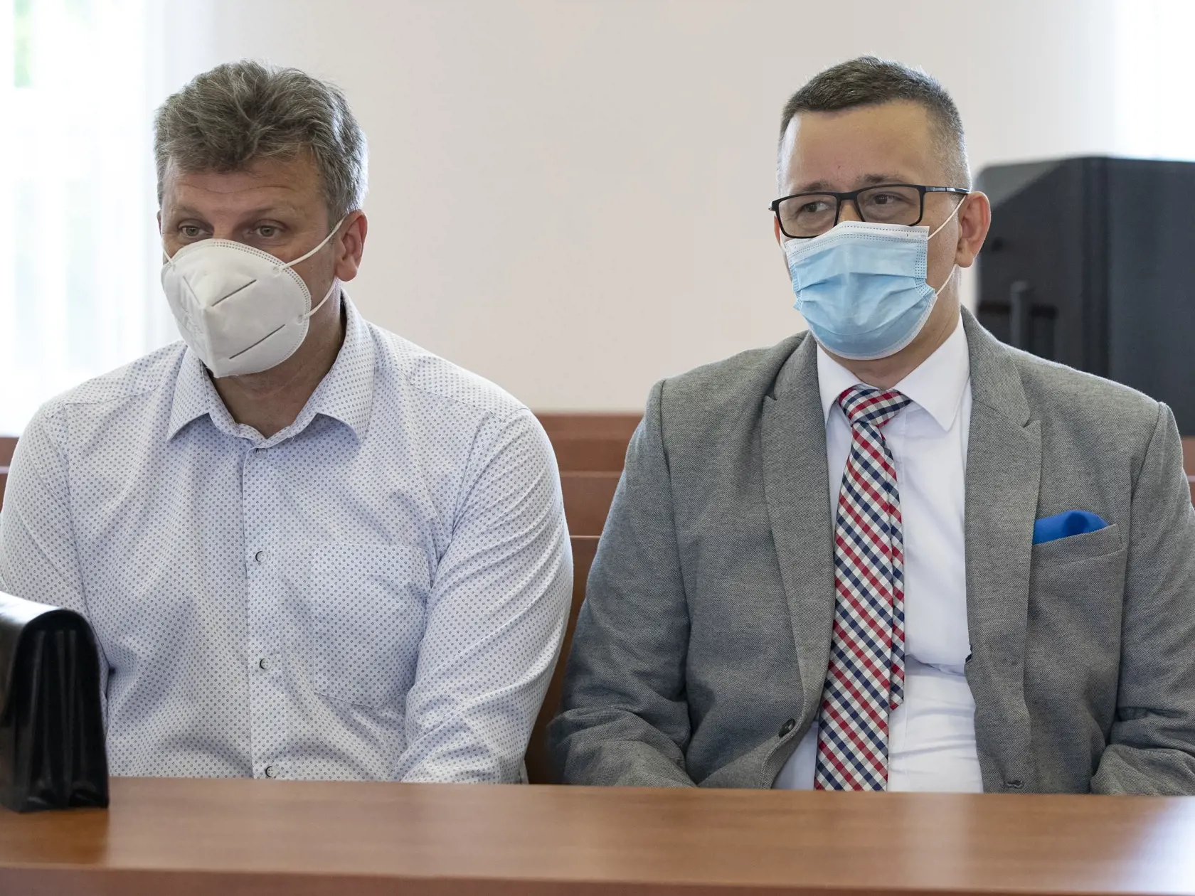 Súdne pojednávanie s bývalým šéfom úradu Špeciálnej prokuratúry Dušanom Kováčikom na  Špecializovanom trestnom súde v Pezinku, ktorý je obžalovaný zo zločinu zneužitia právomoci verejného činiteľa, obzvlášť závažného zločinu prijímania úplatku, zločinu založenia, zosnovania a podporovania zločineckej skupiny a z prečinu ohrozenia dôvernej a vyhradenej skutočnosti. Na snímke sú prokurátori v pozícii svedkov, zľava Vasil Špirko a Tomáš Honz.