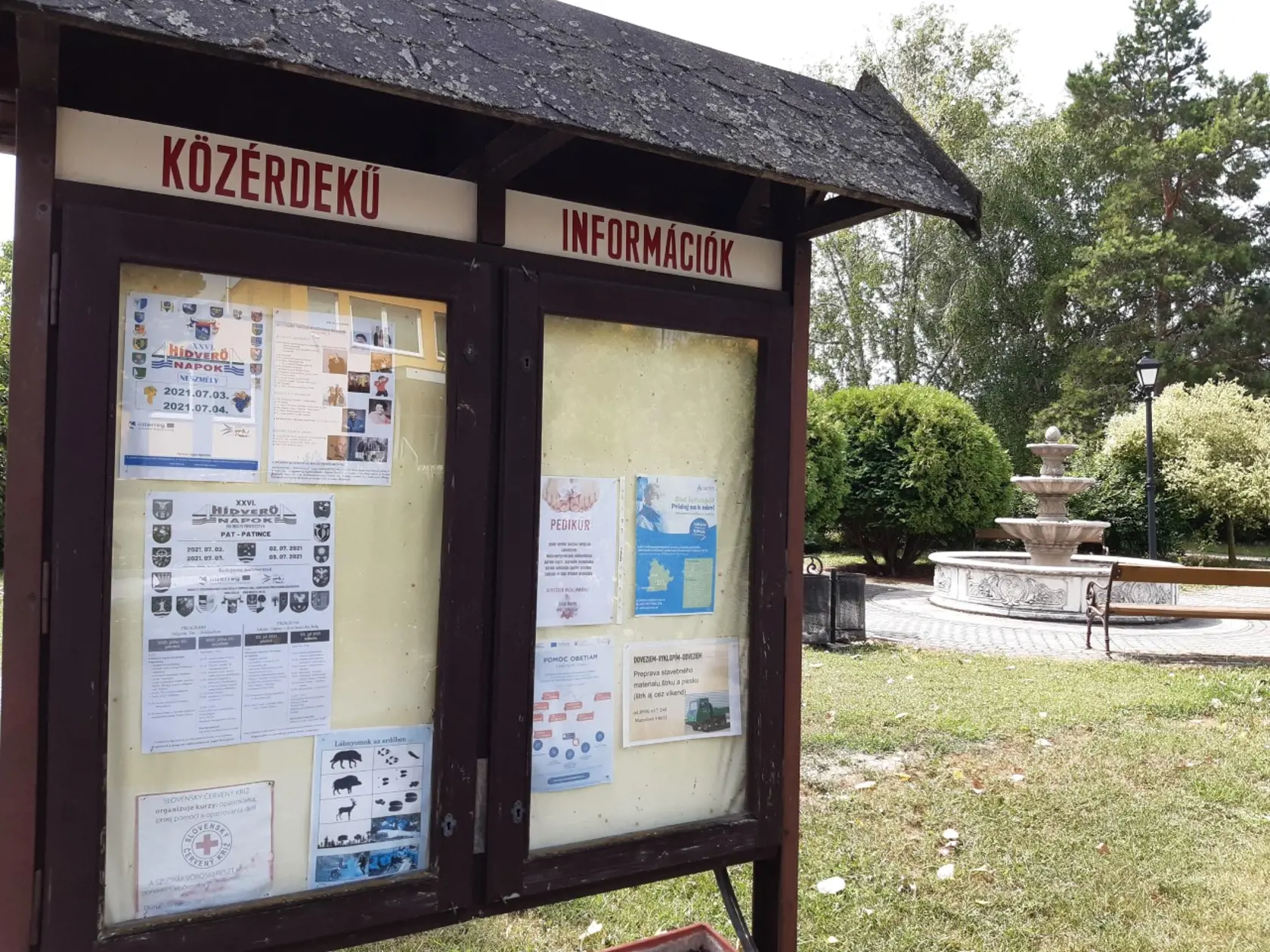 Oznamovacia tabuľa v obci Búč