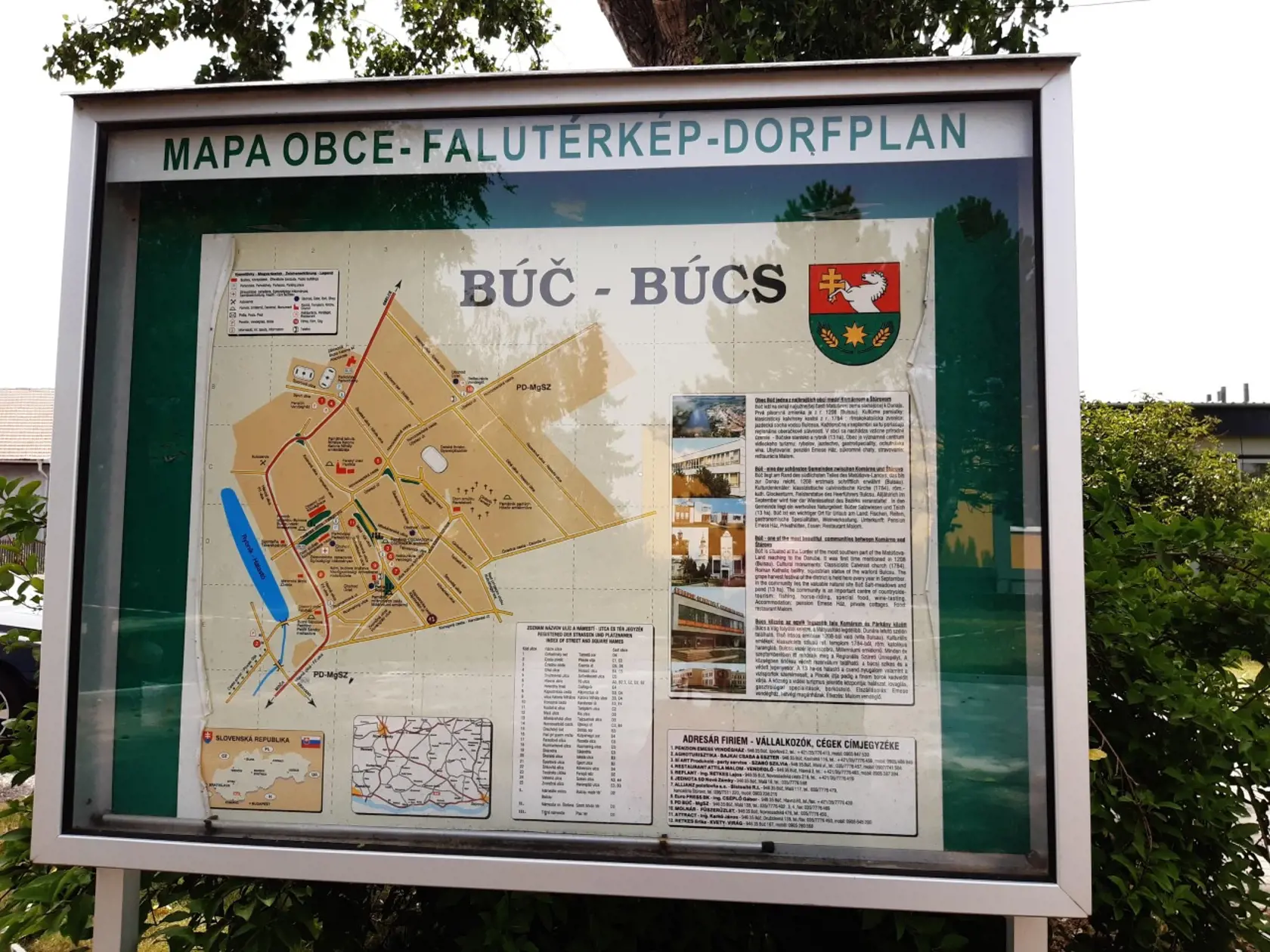 Oznamovacia tabuľa v obci Búč