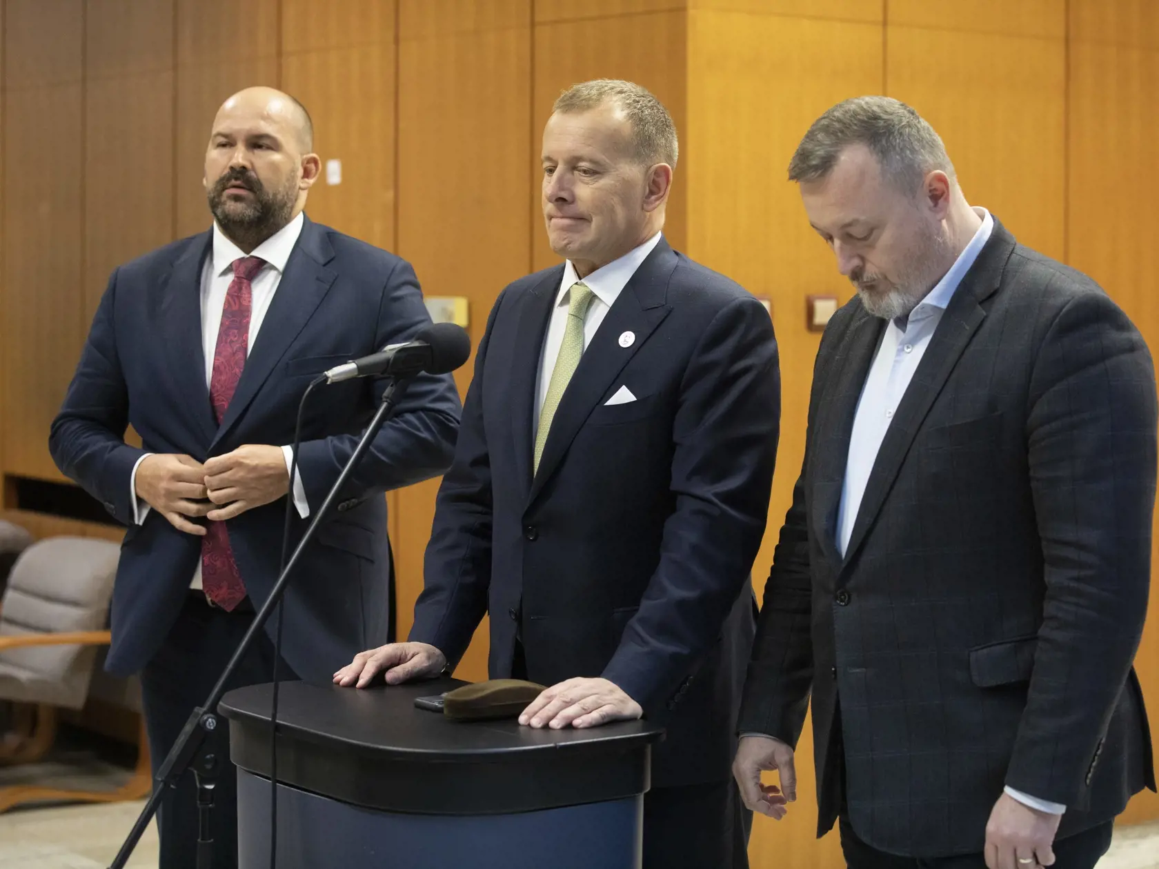 Na snímke je príchod politikov na rokovanie vlády o pdčasných voľbách.
SME Rodina: Peter Pčolinský, Boris Kollár, Milan Krajniak.