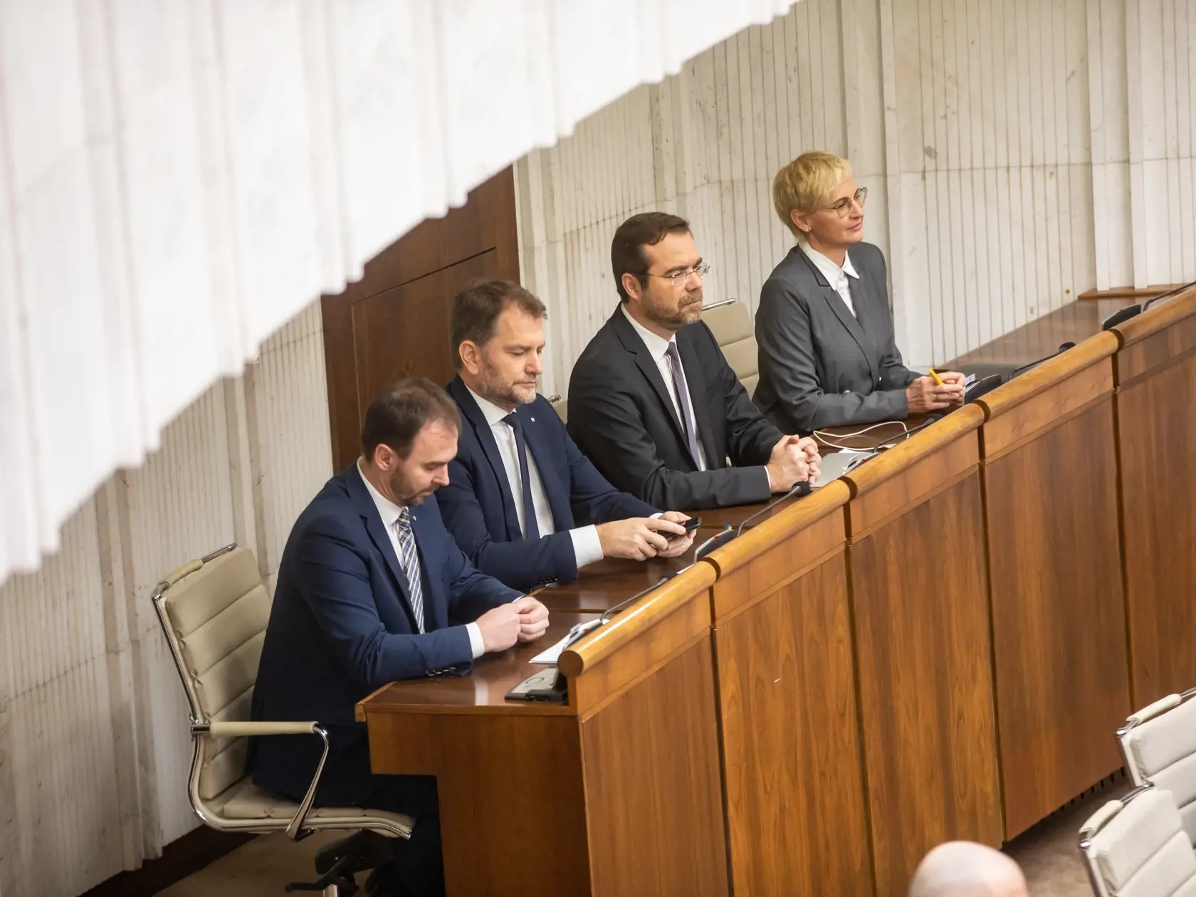 "Budeme mať aj na tieto témy debatu so Sme rodina. Ako republika sa musíme správať obozretne. V takom stave, keď je takzvané bezvládie, ratingové agentúry veľmi obozretne pozerajú na akékoľvek prijaté záväzky, lebo to je obdobie, keď vás to láka urobiť populistické jatky z parlamentu a rozdávať ako po nebohom," vyjadril sa Matovič.