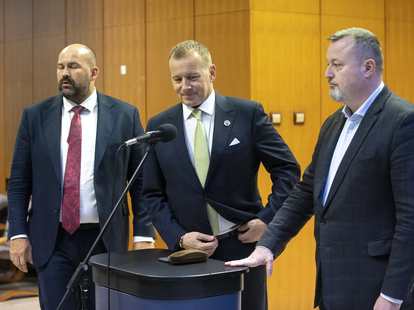 Na snímke je príchod politikov na rokovanie vlády o pdčasných voľbách.
SME Rodina: Peter Pčolinský, Boris Kollár, Milan Krajniak.