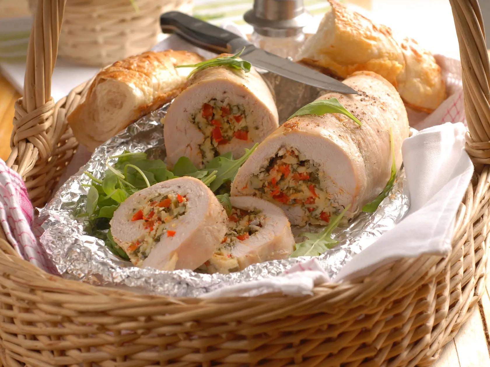 Masova rolada so spenatom a s paprikou 
Suroviny
900 g morcacich prs v celku , sol, mlete cierne korenie, ½ mensej cervenej papriky, 40 g cerstveho spenatu, 2 struciky cesnaku, 80 g syru feta, 1 lyzica olivoveho oleja, rukola

Pracovny postup
Morcacie prsia rozklepane na plat posolime a okorenime mletym ciernym korenim. 
cervenu papriku nakrajame na male kocky, syr feta nahrubo postruhame, olupane struciky cesnaku prelisujeme a listky spenatu natrhame. Vsetko spolu v miske premiesame, jemne poso