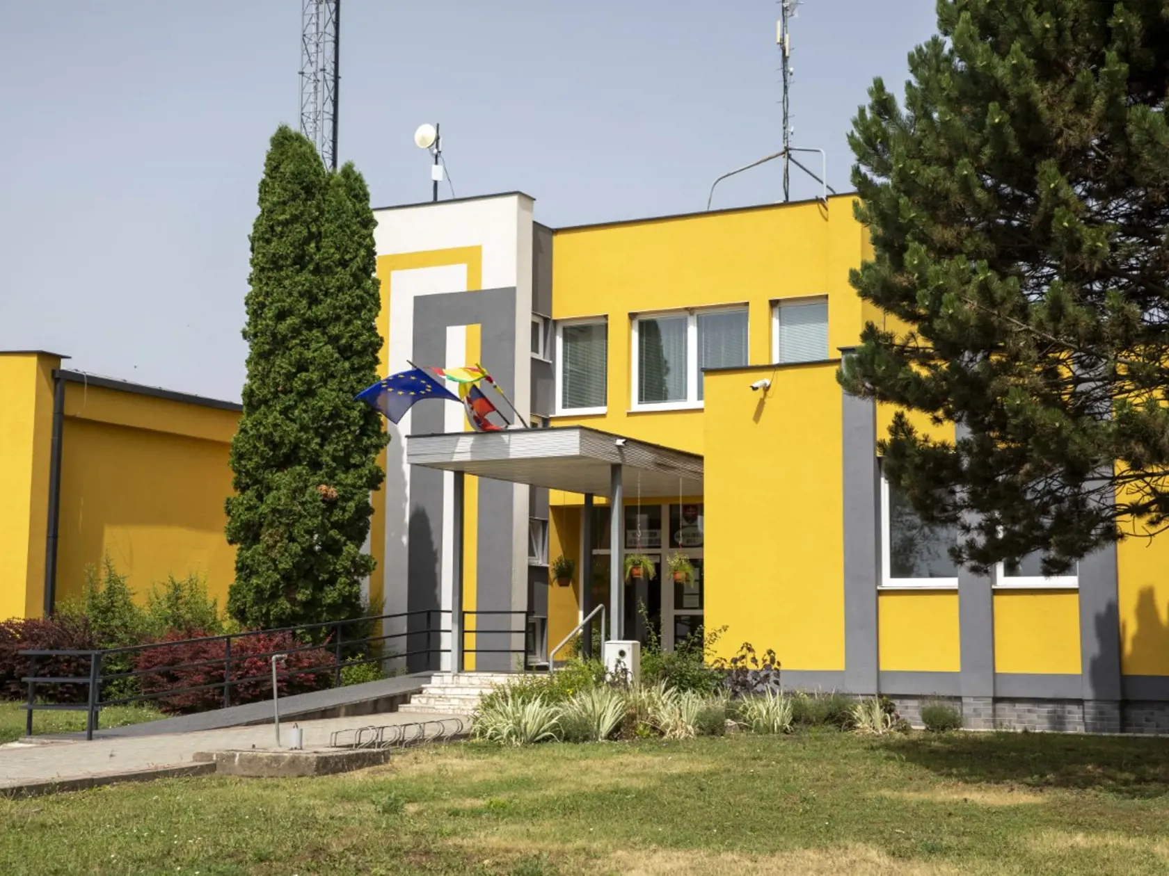 Malá dedina na juhu Slovenska je v šoku z brutálnej vraždy. Na snímke obecný úrad.