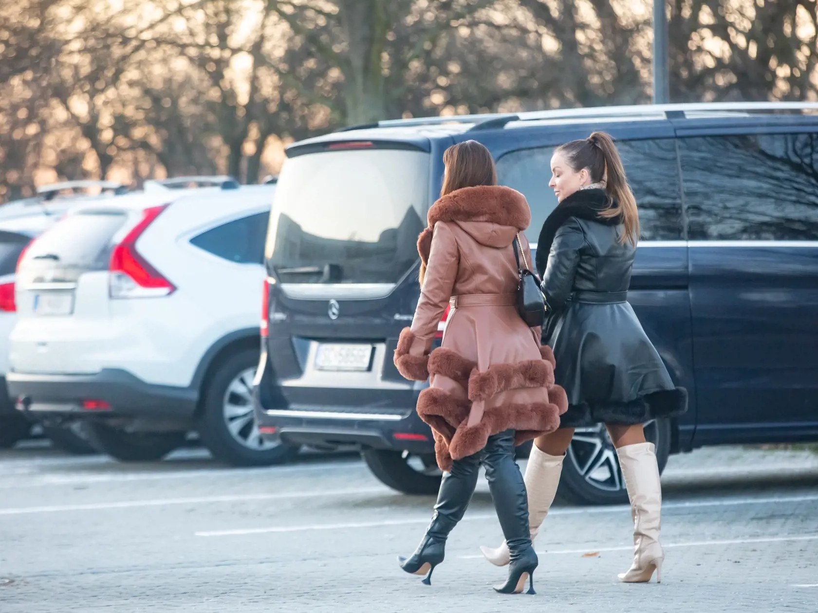 Na snímke sú dvojičky Veronika Krúpa Nízlová a Daniela Nízlová (Tweens) paparazzi foto pred TV Markízou.