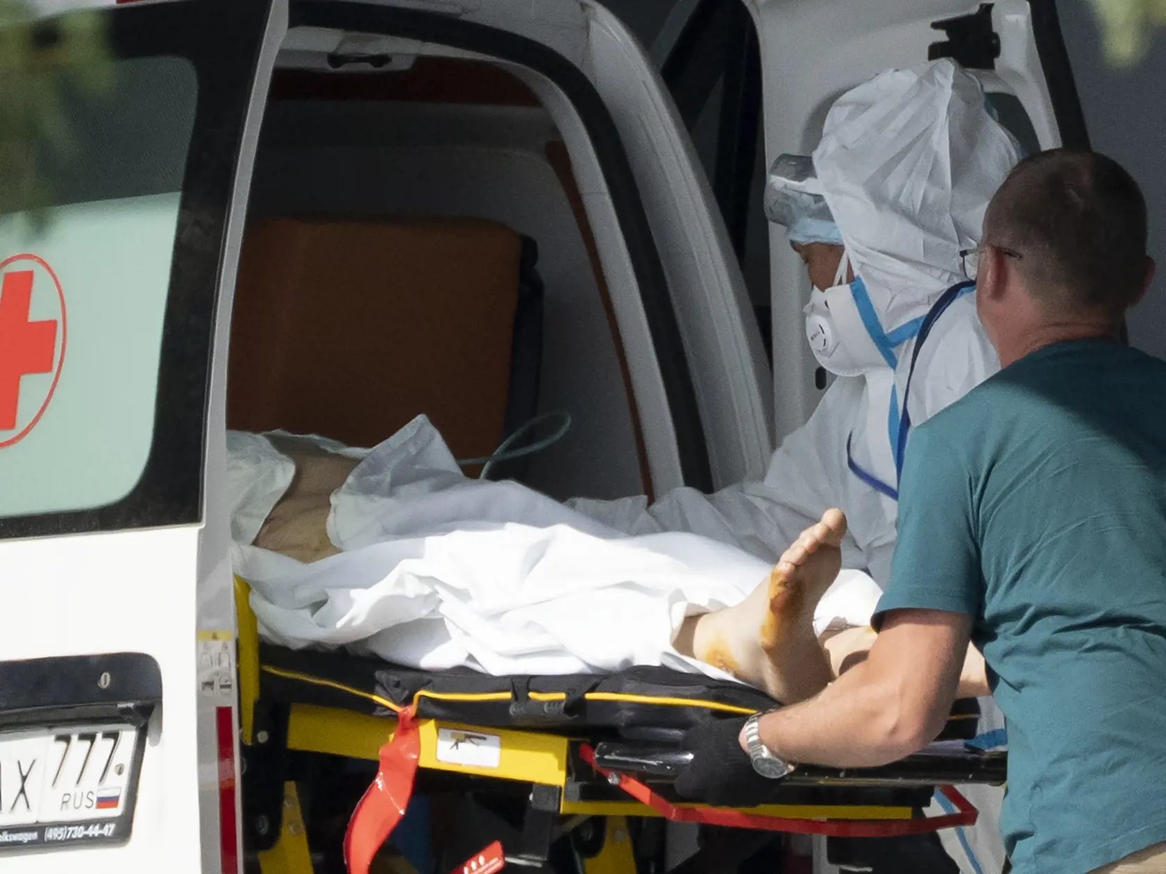 WA 16 Moskva - Zdravotníci privážajú pacienta s príznakmi ochorenia COVID-19 do nemocnice Kommunarka na okraji Moskvy 21. júna 2021. Rusko varovalo v stredu pred "explozívnym" šírením delta variantu koronavírusu v krajine, kde situáciu zhoršuje pomalá očkovacia kampaň vedúca k rapídnemu nárastu počtu infekcií i úmrtí. FOTO TASR/AP   

Medical workers carry a patient suspected of having coronavirus on a stretcher at a hospital in Kommunarka, outside Moscow, Russia, Monday, June 21, 2021. Russia's
