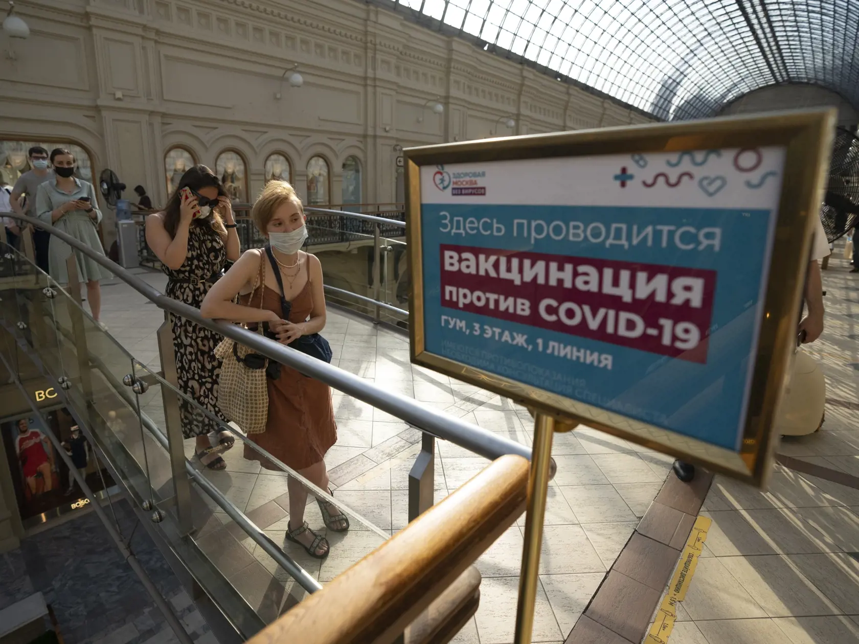 WA 9 Moskva - Ľudia stoja v rade na vakcínu v očkovacom centre, ktoré sa nachádza v nákupnom centre GUM v Moskve v utorok 22. júna 2021. FOTO TASR/AP
People stand in line to get a coronavirus vaccine at a center in the GUM, State Department store, in Red Square in Moscow, Russia, Tuesday, June 22, 2021. An ambitious plan of vaccinating 30 million Russians by mid-June against the coronavirus has fallen short by a third, and the country has started to see a surge in daily new infections. (AP Phot