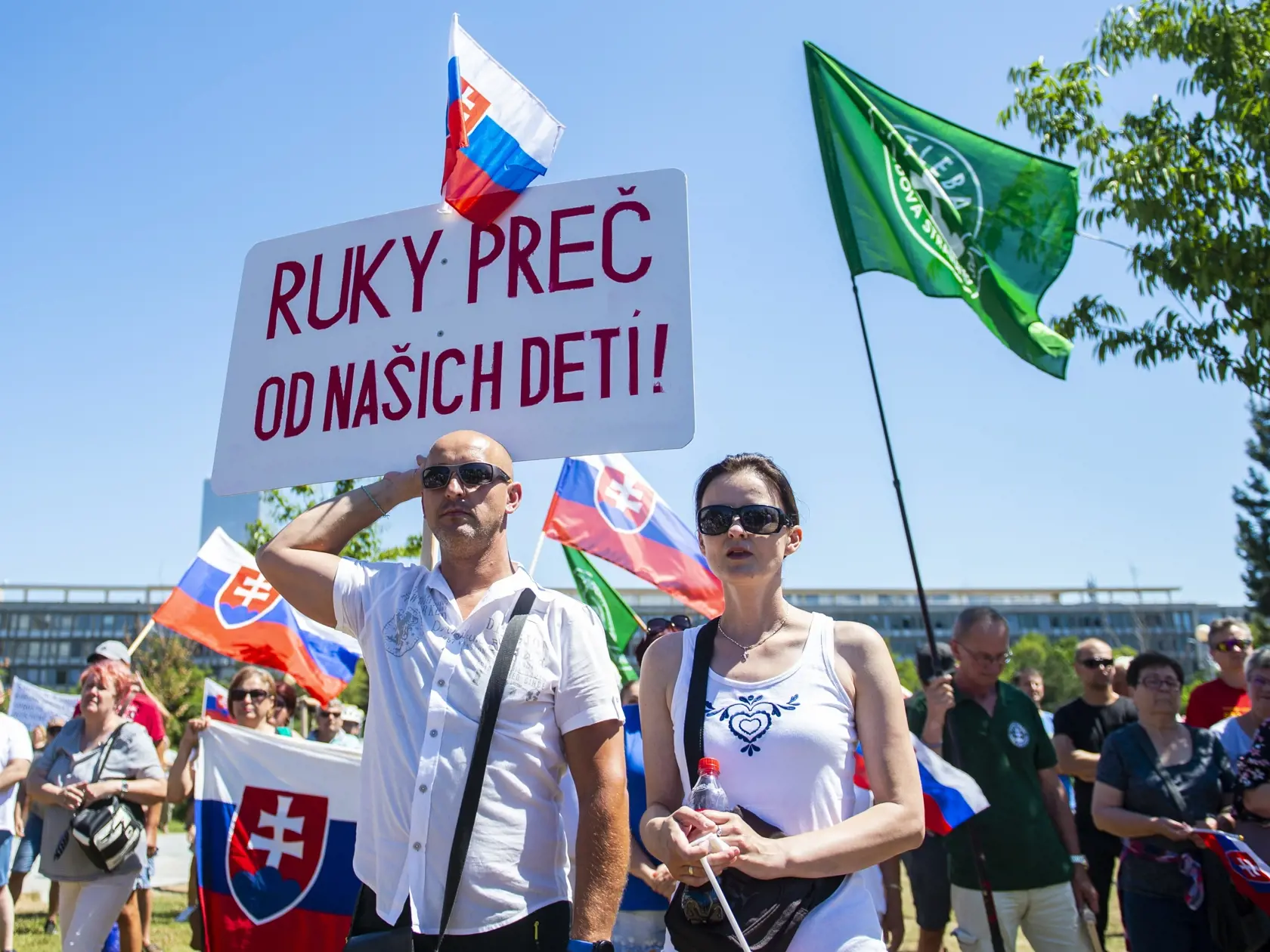 Na snímke účastníci protestného zhromaždenia proti očkovaniu a zotročovaniu Slovenska pred Úradom vlády SR 10. júla 2021 v Bratislave. FOTO TASR - Jakub Kotian