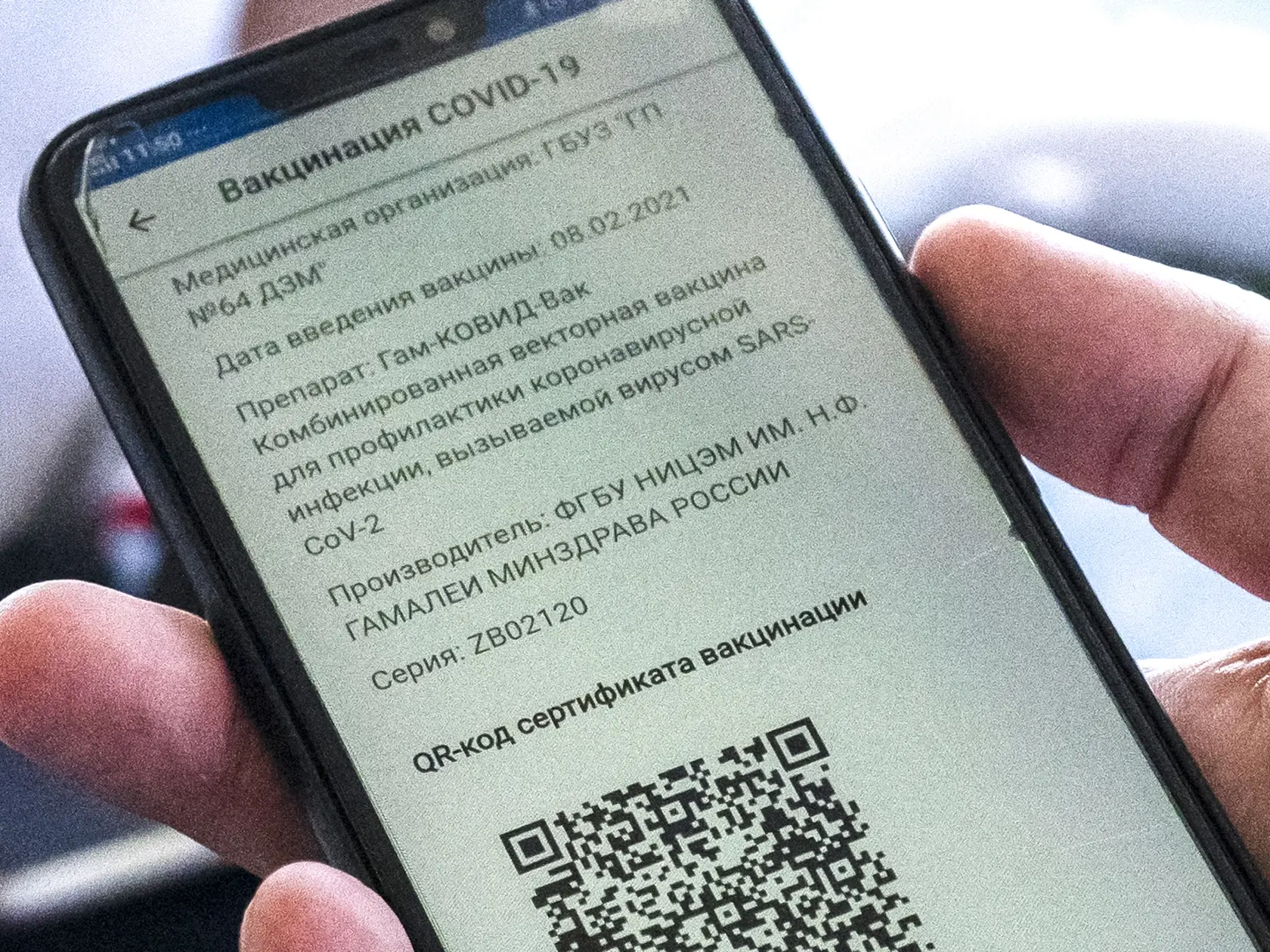 WA 5 Moskva - Návštevník ukazuje v mobile QR očkovací kód pri vstupe do reštaurácie v Moskve v utorok 22. júna 2021. Zákazníci si musia stiahnuť zo štátnej webovej stránky svoj vlastný vakcinačný kód, ktorým sa preukážu pred vstupom do reštaurácie. FOTO TASR/AP

A visitor shows a COVID-19 vaccination QR code at the entrance of a restaurant in Moscow, Russia, Tuesday, June 22, 2021. As proof of vaccination for entering a restaurant, customers must visit a government website and get a QR code, a d