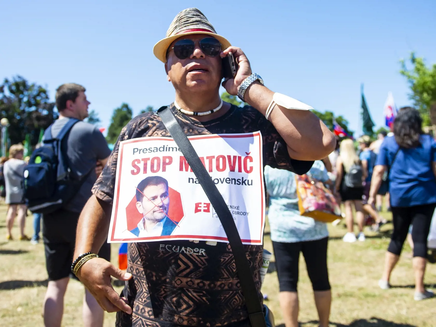 Na snímke účastníci protestného zhromaždenia proti očkovaniu a zotročovaniu Slovenska pred Úradom vlády SR 10. júla 2021 v Bratislave. FOTO TASR - Jakub Kotian