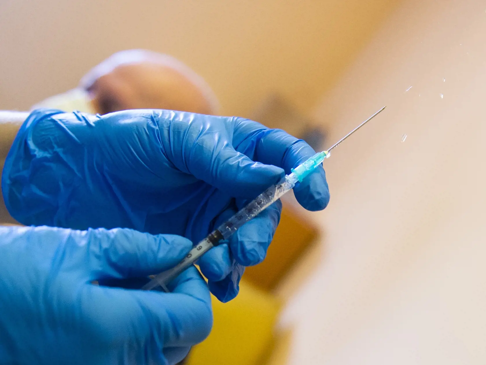 Na snímke očkovanie ruskou vakcínou Sputnik V proti ochoreniu Covid-19 na Poliklinike cudzokrajných chorôb v Bratislave 7. júna 2021. FOTO TASR - Jakub Kotian