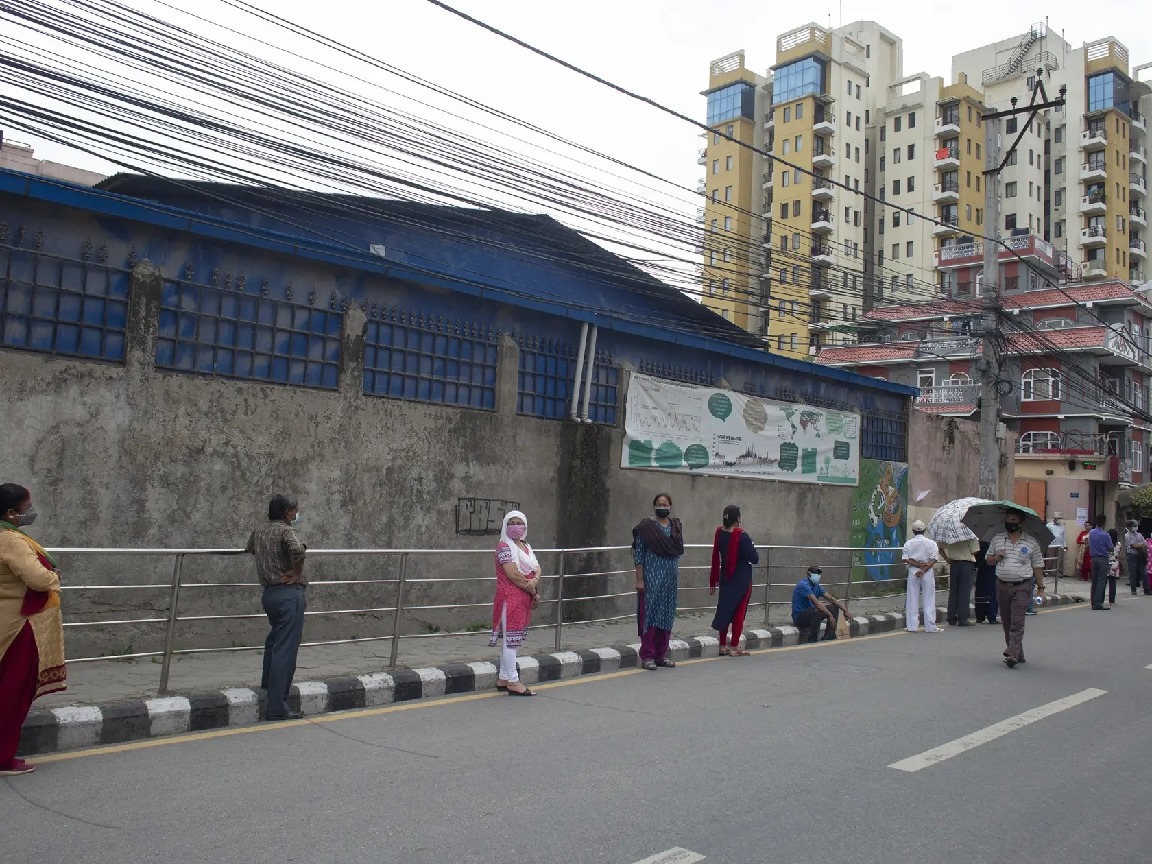 EBE 19 Káthmandu - Na snímke Nepálčania stoja v odstupoch v rade na očkovanie proti ochoreniu COVID-19 v Káthmandu 8. júna 2021. FOTO TASR/AP


Nepalese people line up to get inoculated against the coronavirus in Kathmandu, Nepal, Tuesday, June 8, 2021. Nepal resumed its stalled coronavirus vaccination campaign on Tuesday with 1 million doses given by China after the Himalayan nation made international pleas for help with a shortage of doses. (AP Photos/Bikram Rai)