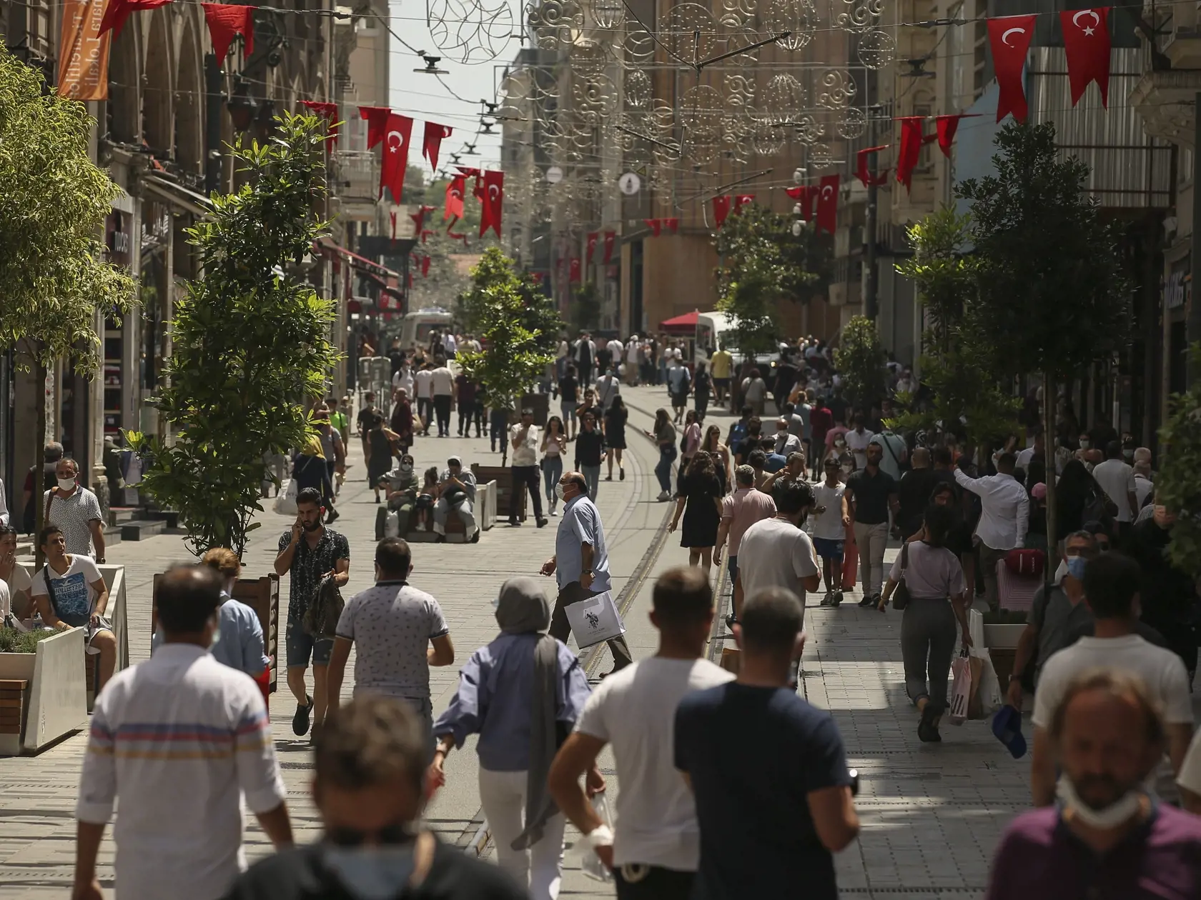 EBE 20 Istanbul - Ľudia chodia po ulici Istiklal, hlavnej nákupnej ulici v Istanbule, vo štvrtok 1. júla 2021. Turecká vláda vo štvrtok zmiernila obmedzenia zavedené na potlačenie šírenia koronavírusu a znovu otvorila divadlá, kiná a ďalšie zábavné centrá. FOTO TASR/AP
People walk on Istiklal Street, the main shopping street in Istanbul, Thursday, July 1, 2021. Turkey's government  on Thursday eased restrictions in place to curb the spread of the coronavirus, and have reopened theaters, cinemas 