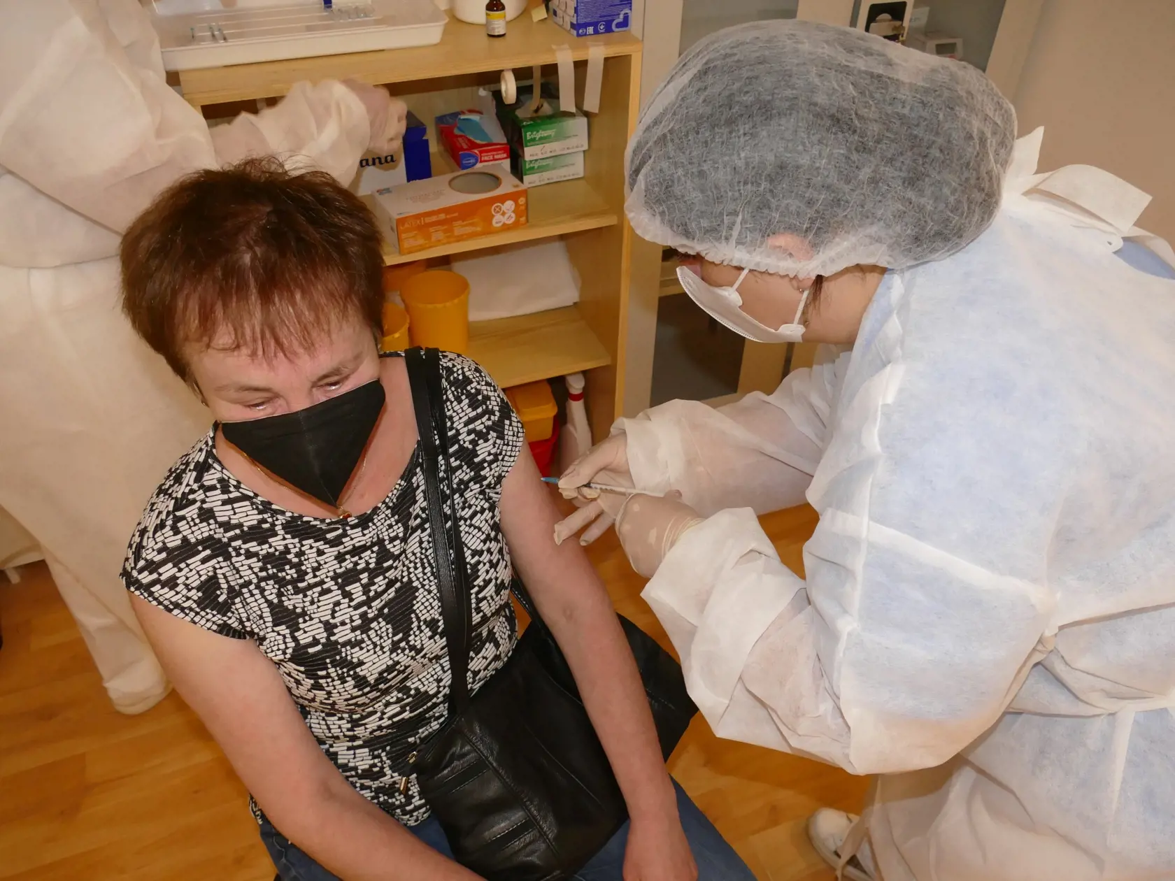 Na snímke žena počas očkovania ruskou vakcínou Sputnik V proti ochoreniu Covid-19 v epidemiologickej ambulancii na ulici Sasinkova v Žiline 7. júna 2021. FOTO TASR - Erika Ďurčová