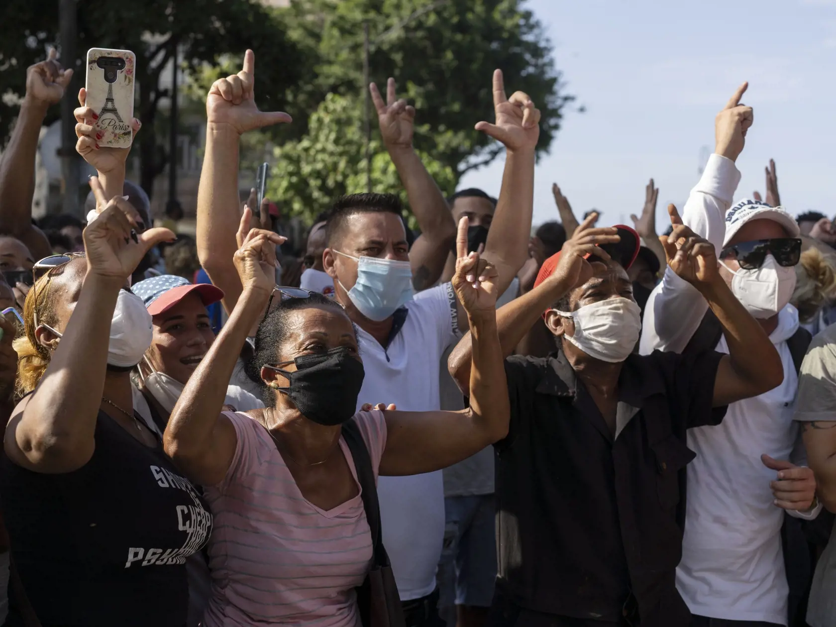 WA 21 Havana - Protivládni demonštranti počas protestu v Havane v nedeľu 11. júla 2021. Tisíce Kubáncov vyšli v nedeľu do ulíc miest od Havany na západe po Santiago de Cuba na východe krajiny počas zriedkavých protestov, ktoré patrili k najväčším na ostrove za posledné desaťročia. Účastníci vyjadrovali nespokojnosť s nedostatkom potravín a ďalších základných potrieb počas zhoršujúcej sa ekonomickej krízy, výpadkom prúdu i podľa ich slov nedbanlivosti vlády pri boji proti nárastu prípadov COVID-1